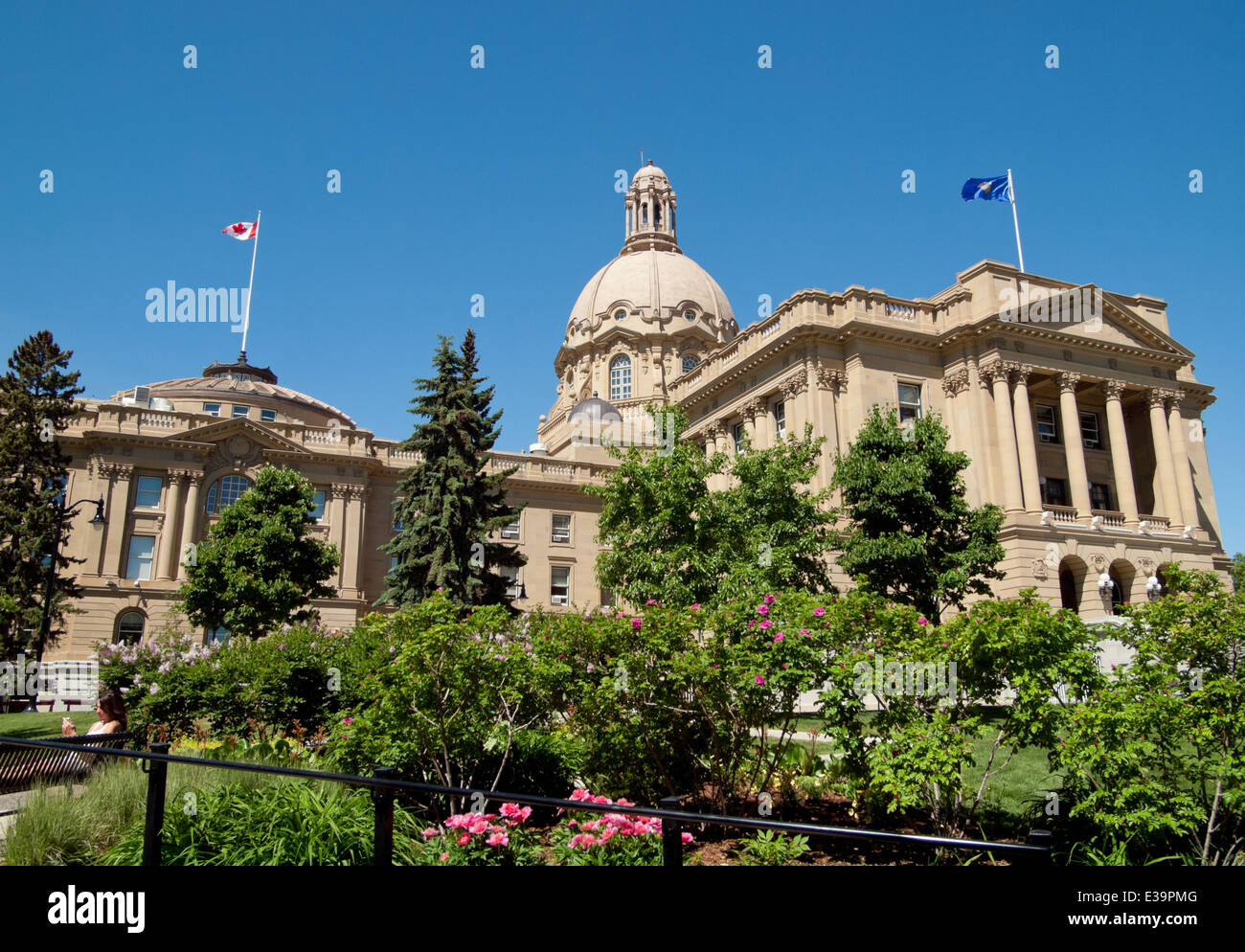 Ein Blick auf die Alberta Legislature Building von Lois Loch Memorial Garden gesehen.  Edmonton, Alberta, Kanada. Stockfoto