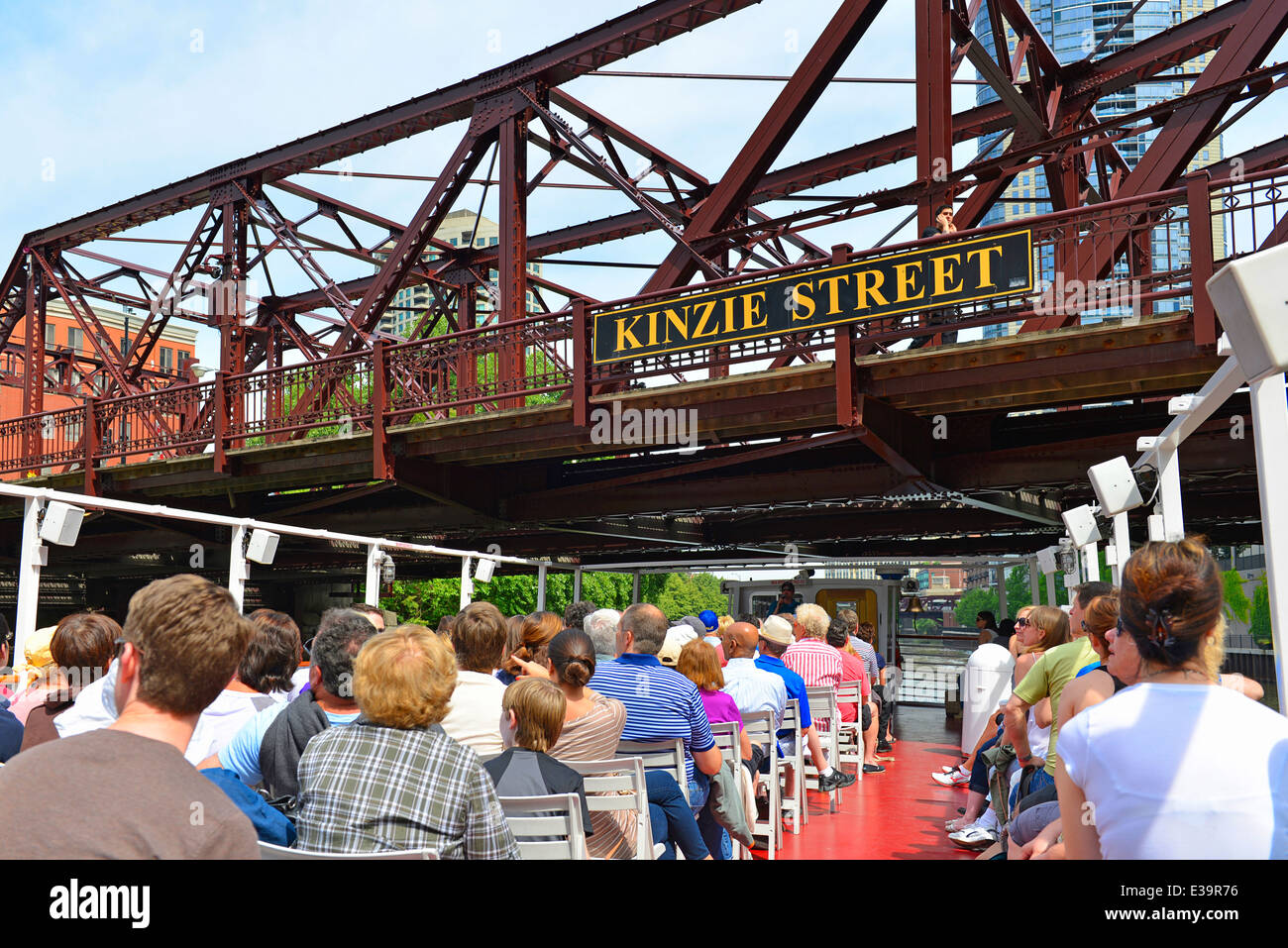 Kinzie Street Bridge, Touristen unter Chicago River City Sightseeing Tour Cruise Kreuzfahrten Stockfoto