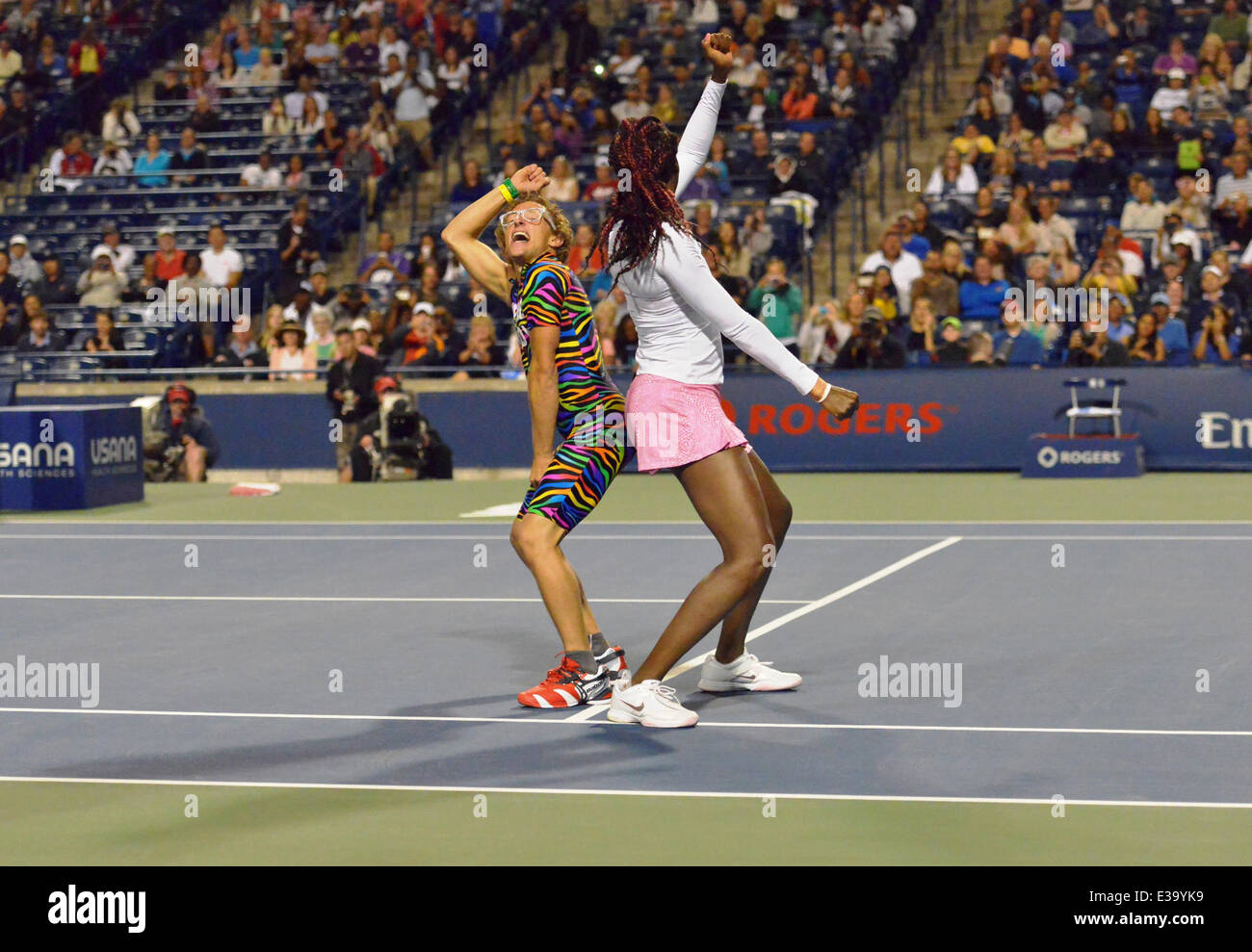 Venus Williams tanzt mit Entertainer und Tänzerin, Spandy Andy am Gericht am Rogers Cup 2013 Featuring: Venus Williams, Spandy Andy Where: Toronto, Kanada: 5. August 2013 Stockfoto