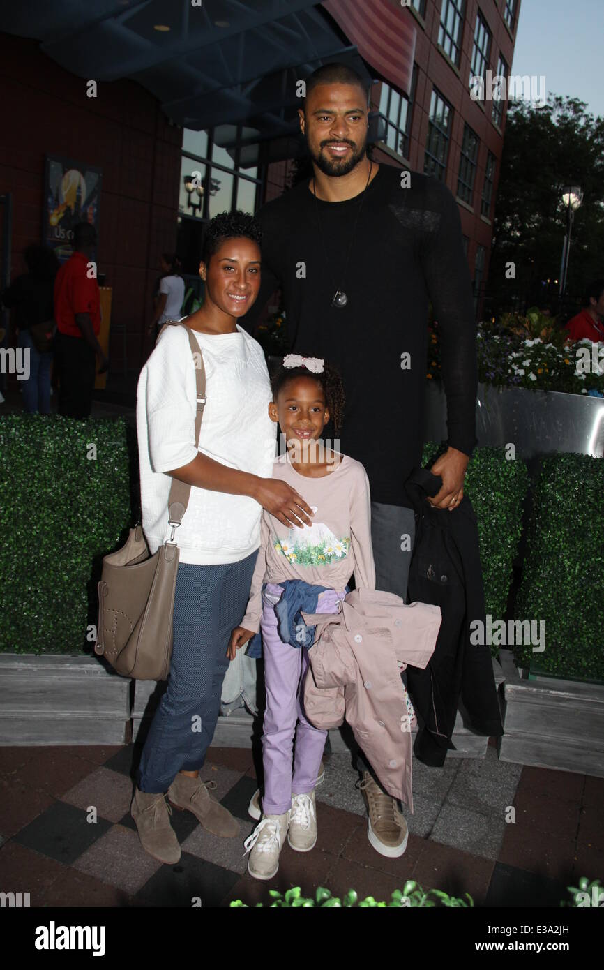 Tiffany Amber Thiessen, Brady Smith, Amanda Seyfried, Rosie Perez, Sir Richard Branson, Bill O'Reilly, Tyson Chandler mit seiner Familie und Alan Cummings, die alle 11. Tag der US Open teilnehmen.  Mitwirkende: Tyson Chandler mit seiner Familie wo: New York City, NY, Einheit Stockfoto