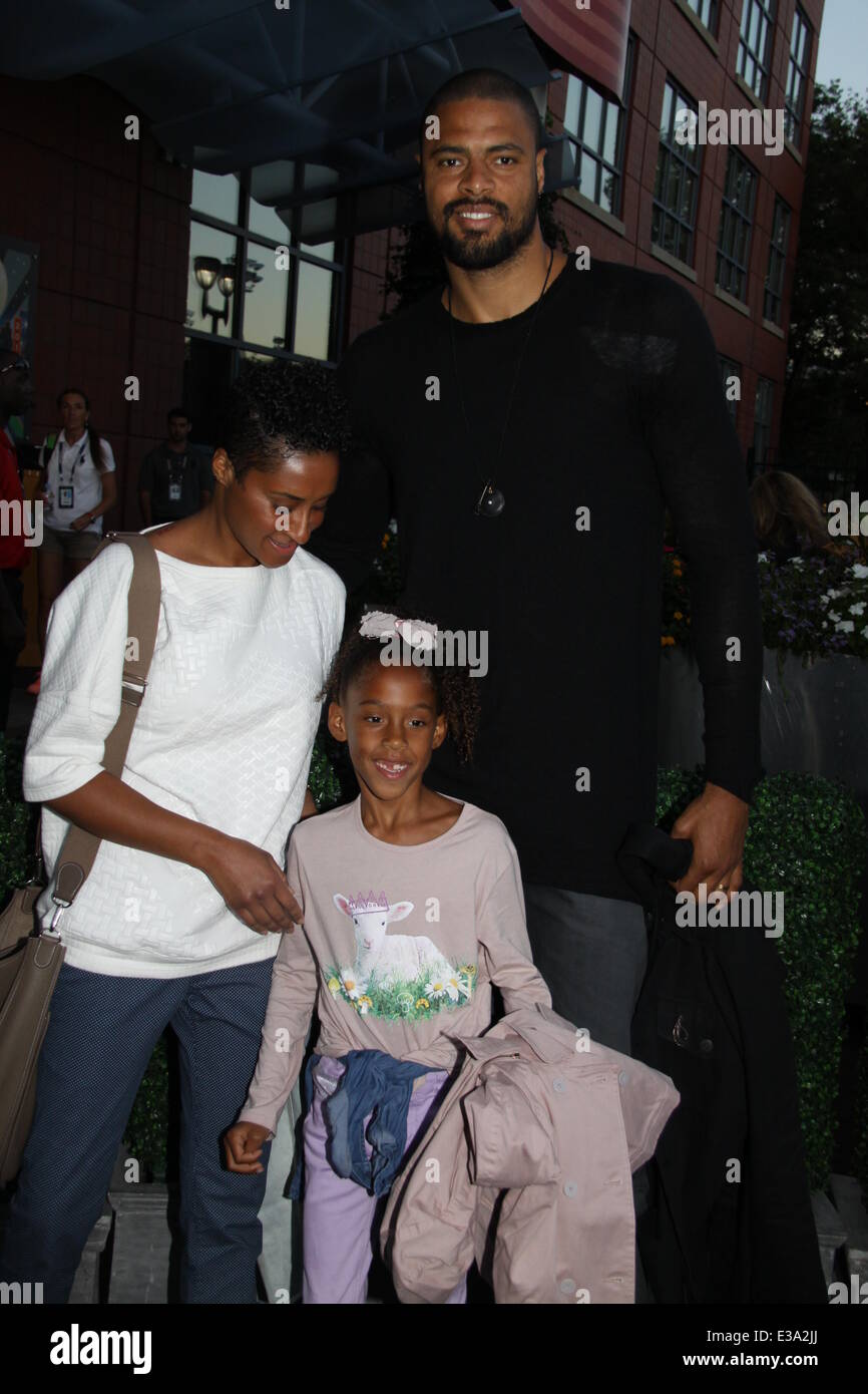 Tiffany Amber Thiessen, Brady Smith, Amanda Seyfried, Rosie Perez, Sir Richard Branson, Bill O'Reilly, Tyson Chandler mit seiner Familie und Alan Cummings, die alle 11. Tag der US Open teilnehmen.  Mitwirkende: Tyson Chandler mit seiner Familie wo: New York City, NY, Einheit Stockfoto