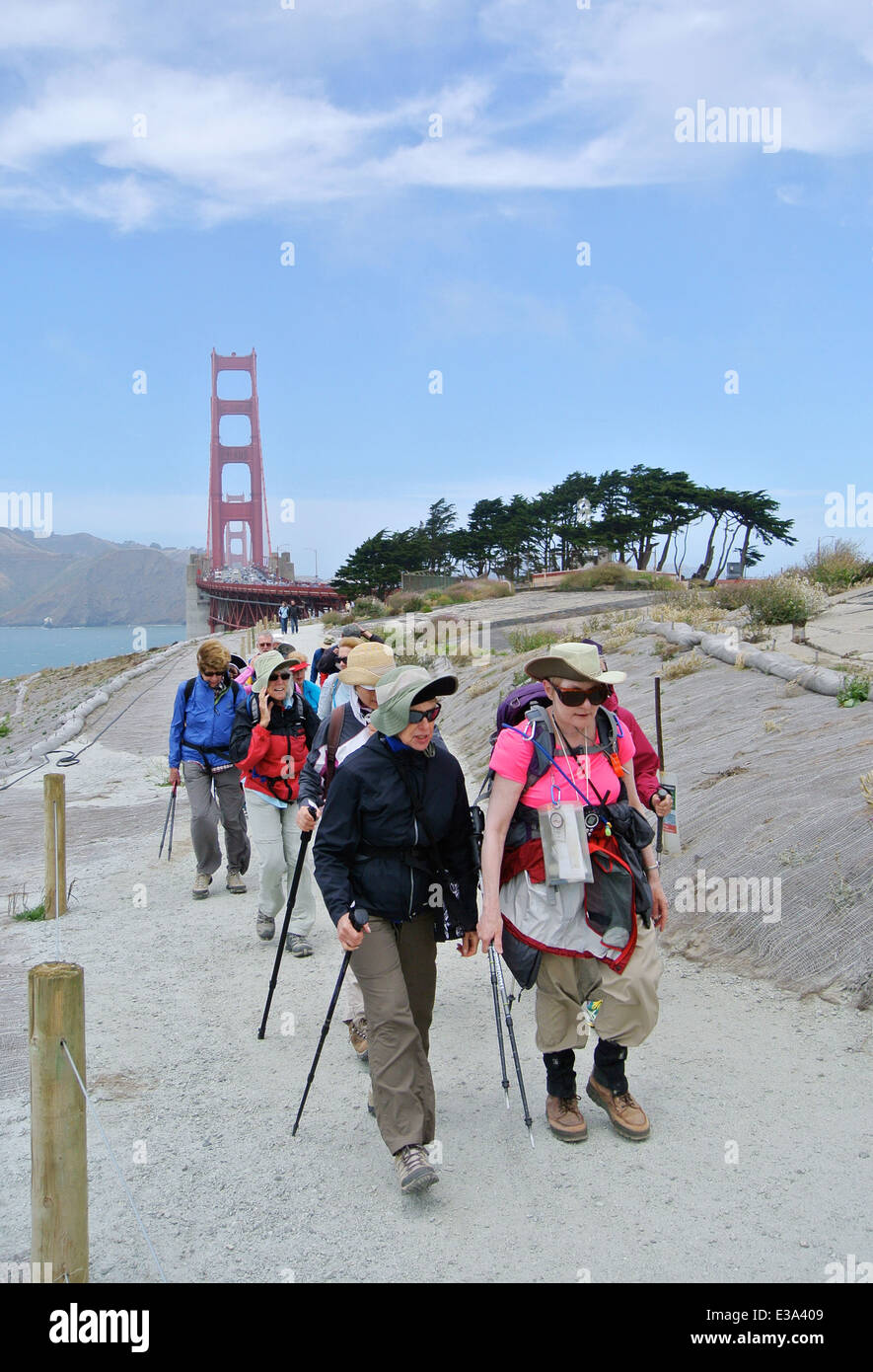 Senioren-Wanderung auf dem neu errichteten Küstenweg über die Golden Gate Bridge Stockfoto