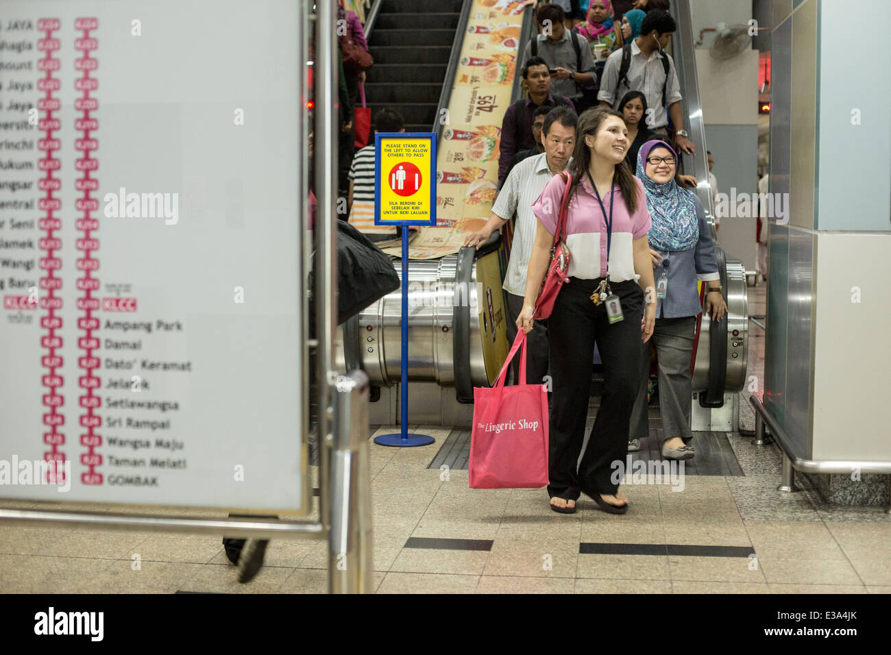 Pendler kommen auf der Ebene einer RapidKL LRT Station in Kuala Lumpur, Malaysia Stockfoto