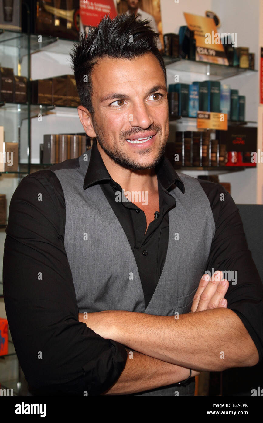 Singer, Peter Andre Fragrance Launch Signing bei Northampton mit: Peter Andre wo: London, Vereinigtes Königreich bei: 07 September 2013 Stockfoto