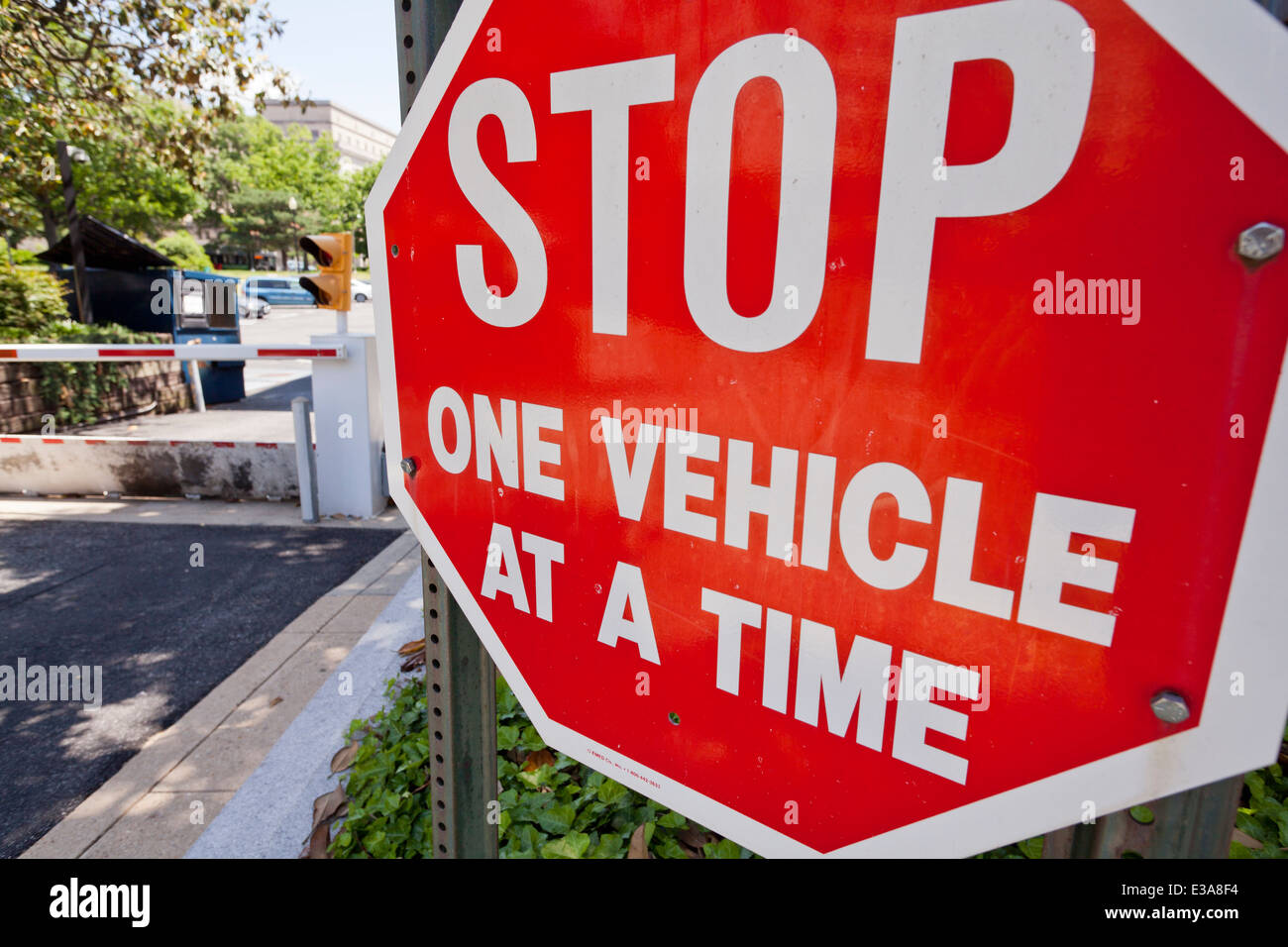 Stop-Schild am Eingang der Bundesregierung Gebäude Parkplatz - Washington, DC USA Stockfoto