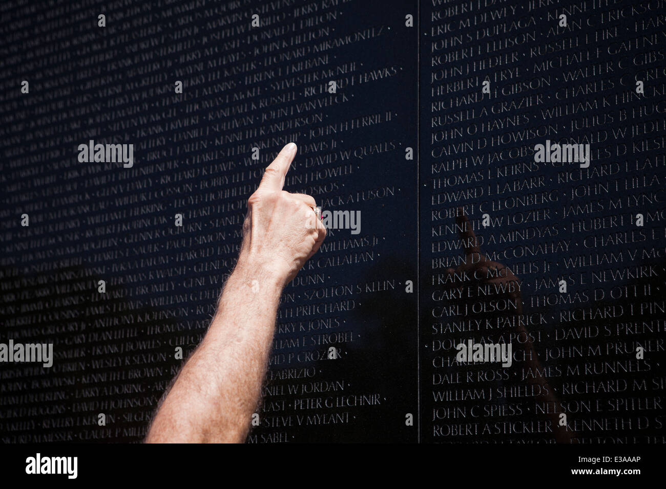 Veteran auf einen Namen an der Wand des Vietnam Veterans Memorial - Washington, DC USA Stockfoto