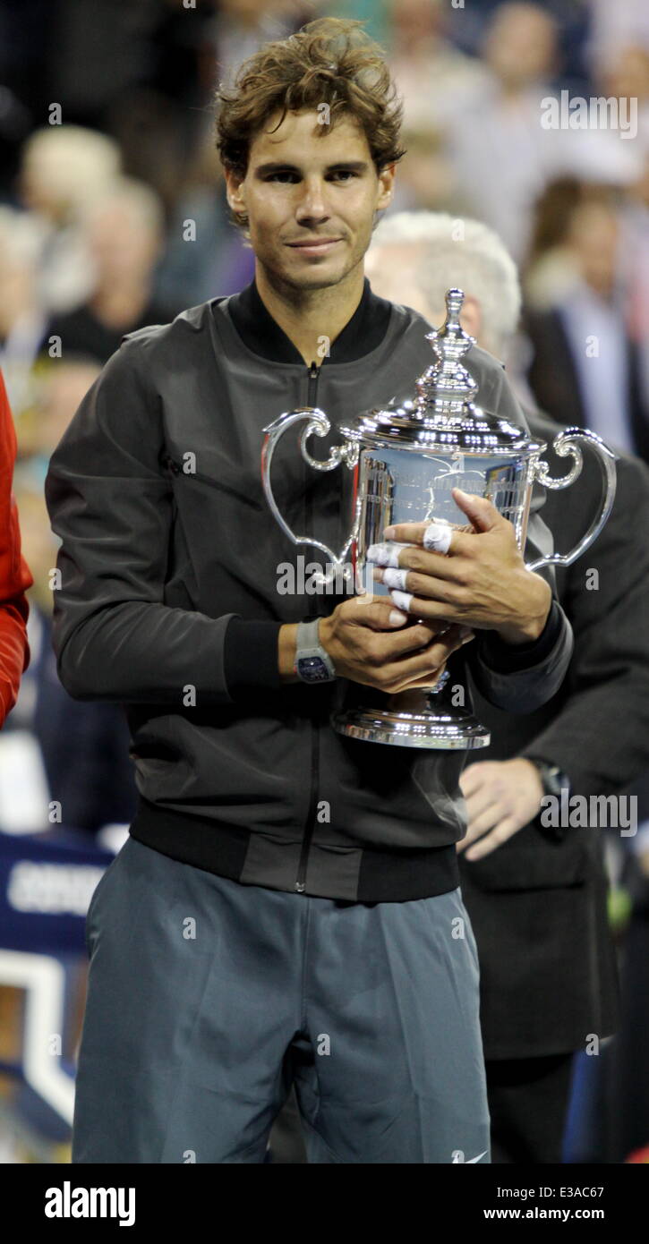 Rafeal Nadal besiegt Novak Djokovi 2013 Tennis US Open zu gewinnen.  Nadal ia angefeuert ByQueen Sophia von Spanien. Djokovic wurde auch mit einer Trophäe ausgezeichnet.  Mitwirkende: Rafael Nadal wo: New York City, NY, Vereinigte Staaten, wann: 09 September 2013 Stockfoto