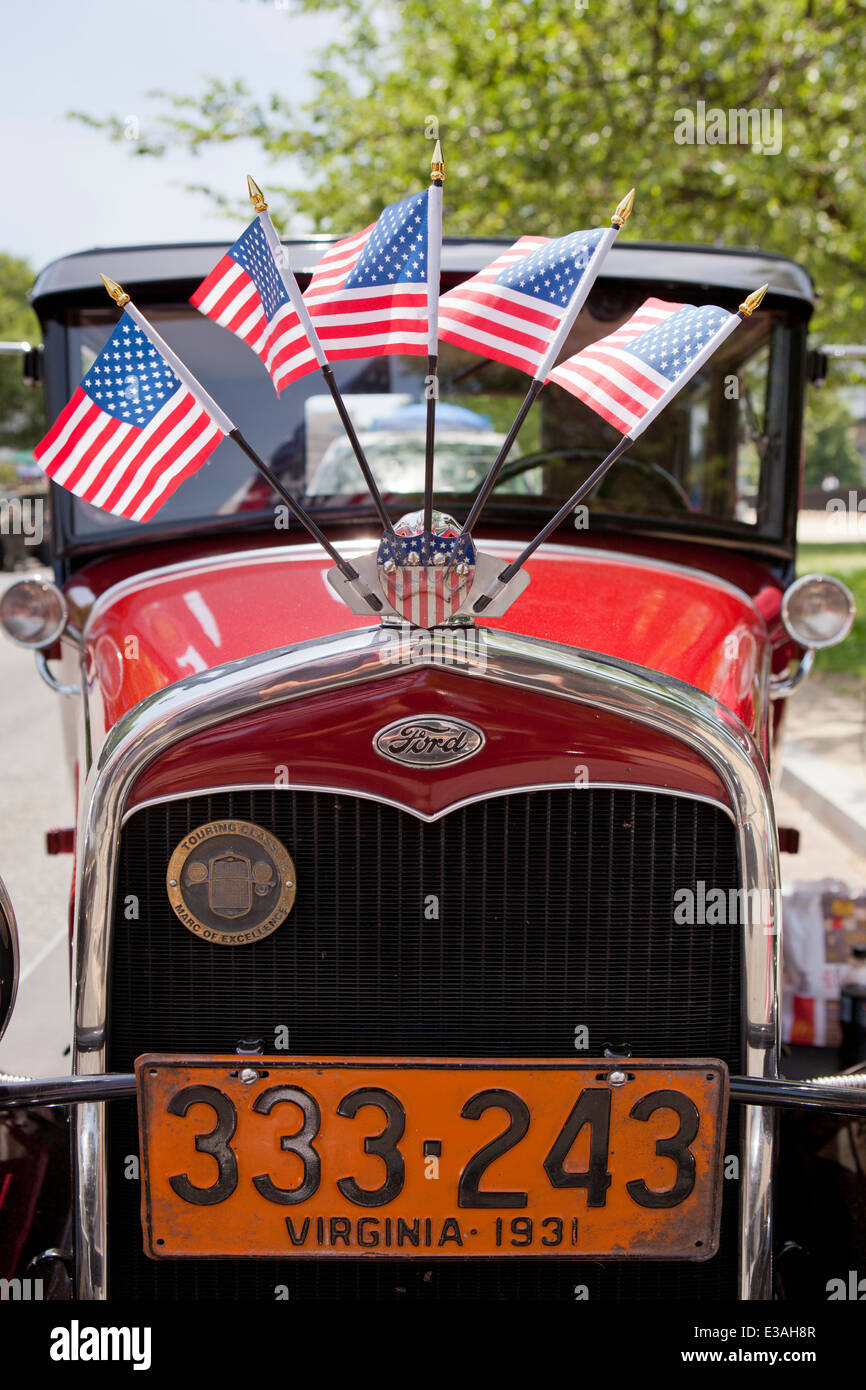 1931 Ford Model A Touring-Klasse Auto Kühlergrill verziert mit amerikanischen Flaggen - Washington, DC USA Stockfoto