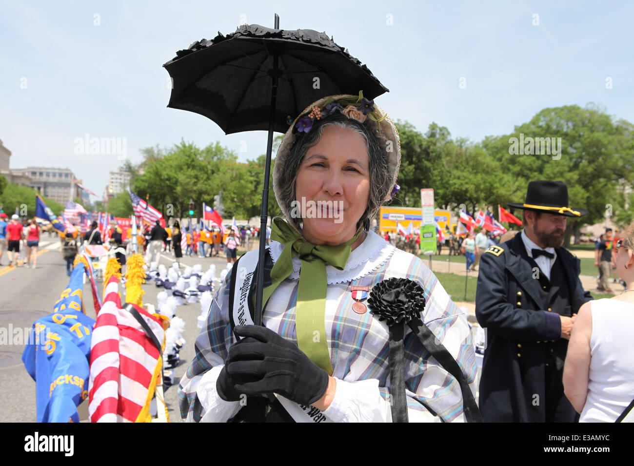 Amerikanischer Bürgerkrieg Ära Frau Imitator mit Sonnenschirm, 2014 National Memorial Day Parade - Washington, DC USA Stockfoto
