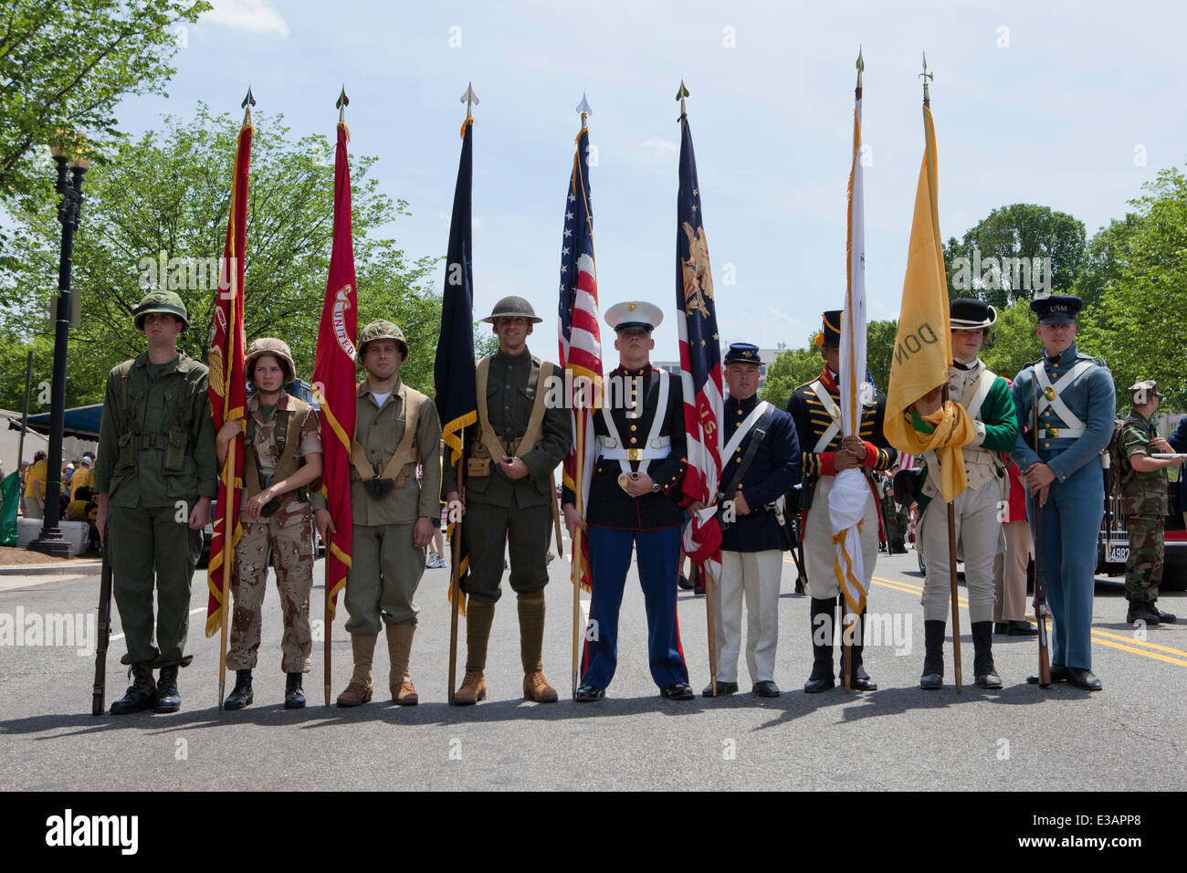 US militärische Color Guard in historischen korrekte Uniformen aus großen Kriegszeit in der Geschichte - 2014 Memorial Day Parade, Washington, DC USA Stockfoto