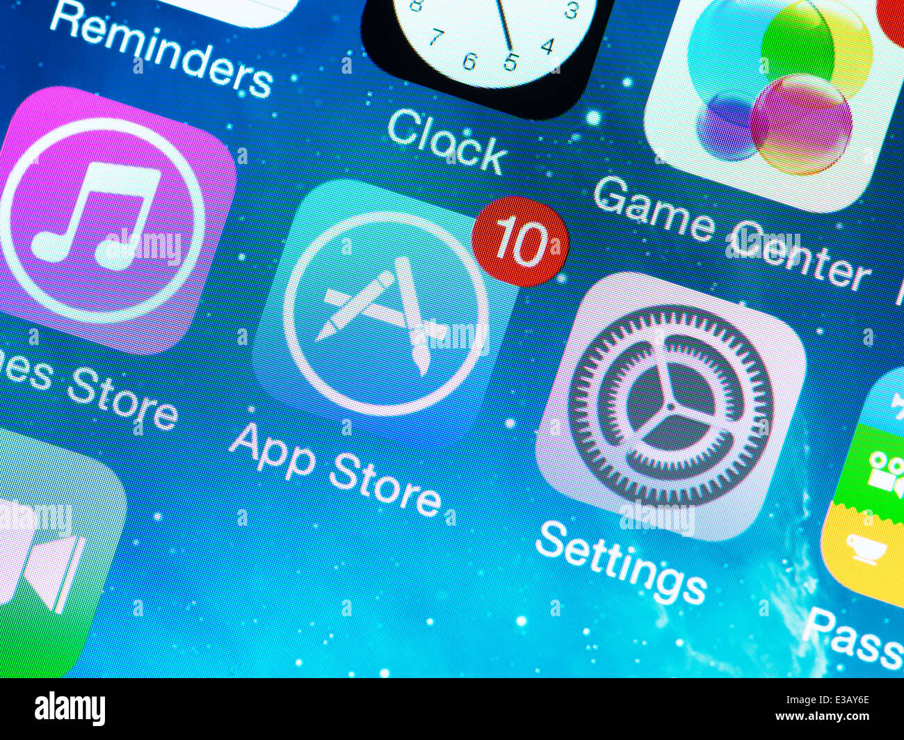 Eine Nahaufnahme Foto des Apple iPhone 5 s Startseite mit Anwendungs-Symbole enthält Einstellungen, App Store, Game Center, Uhr Stockfoto