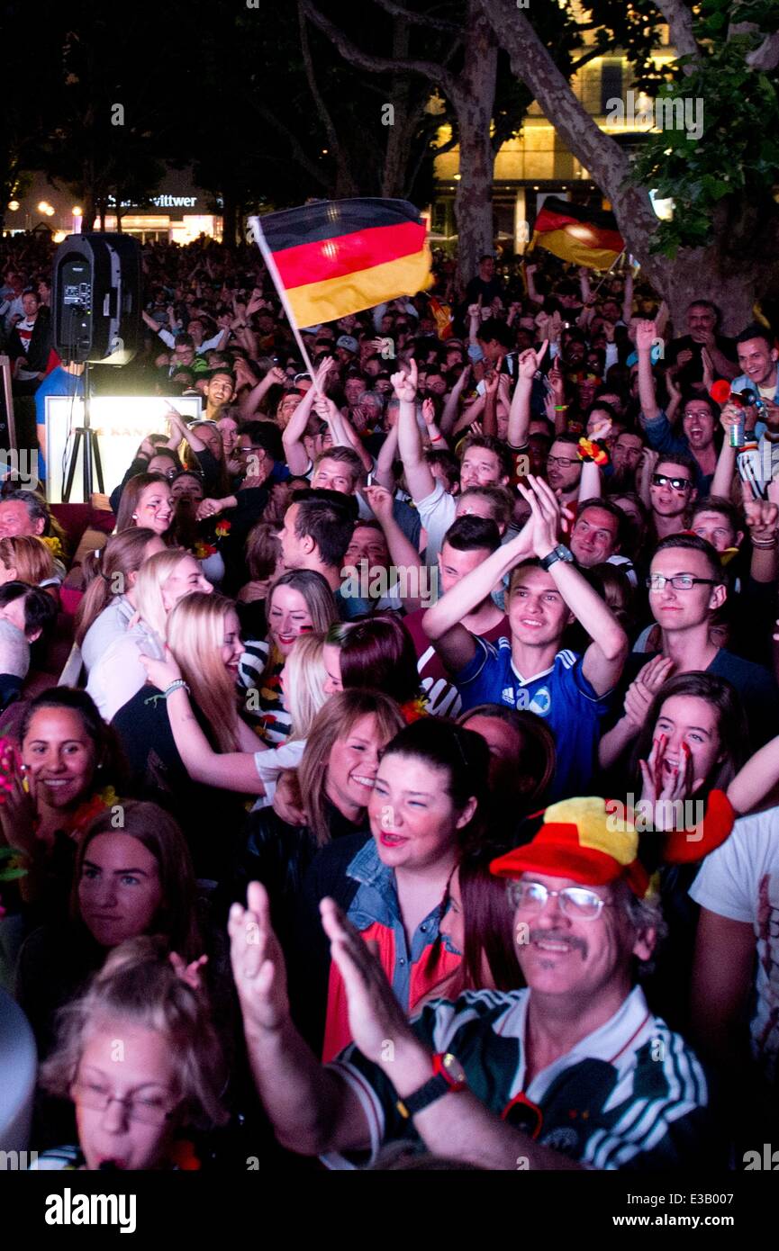 Stuttgart, Deutschland. 21. Juni 2014. Deutsche Fußball-Fans sehen Brasilien FIFA World Cup 2014 Gruppe G vorläufige Vorrundenspiel zwischen Deutschland und Ghana in Stuttgart, Deutschland, 21. Juni 2014. Foto: Sebastian Kahnert/Dpa/Alamy Live News Stockfoto