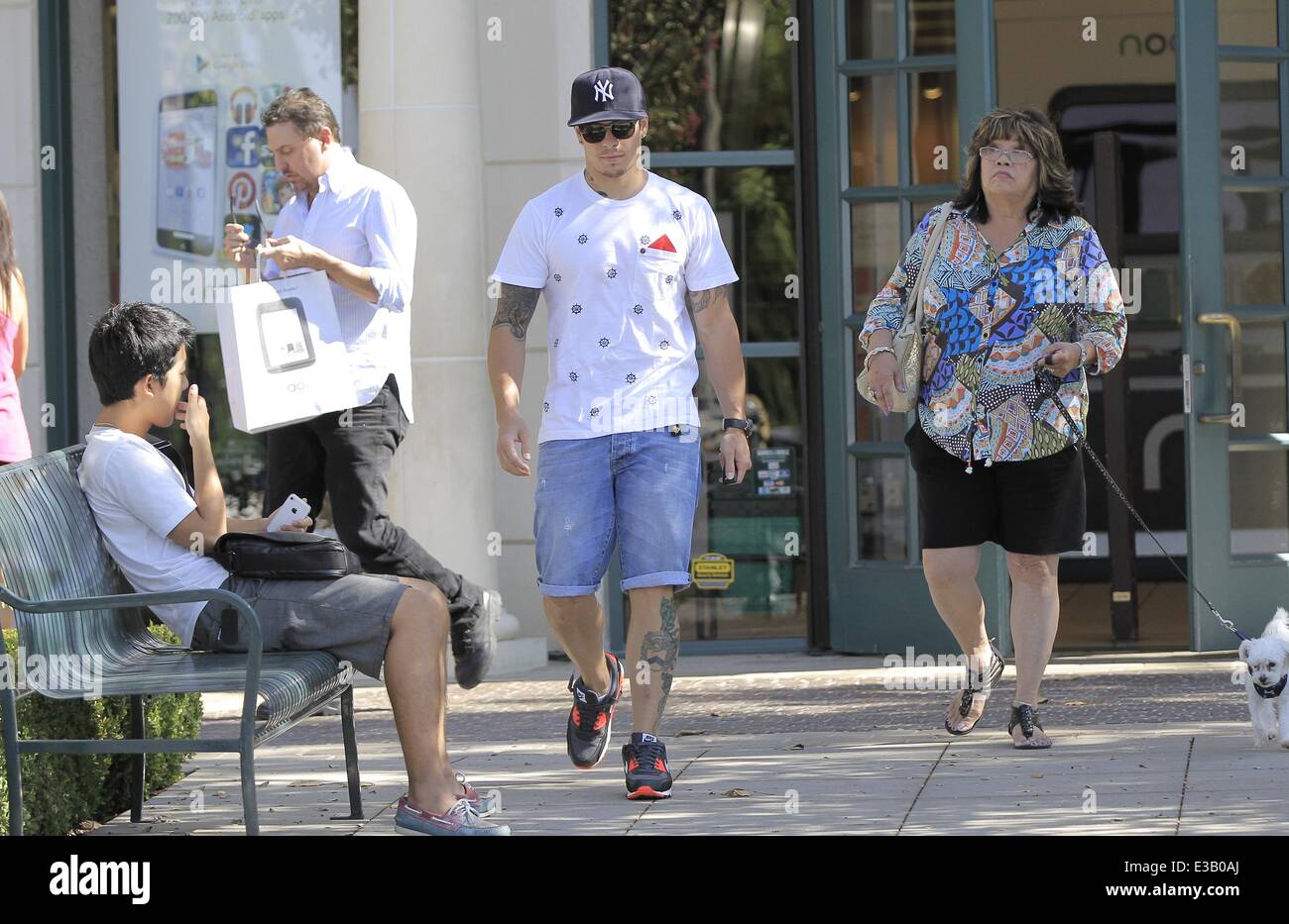 Jennifer Lopez und ihre Familie verlassen Barnes & Noble in Calabasas nach dem Einkauf. Ihr Freund Casper Smart fleckig ist, Durchführung des Konzerns großen Taschen, wie er den Laden verlässt Featuring: Jennifer Lopez wo: Calabasas, CA, Vereinigte Staaten bei: 14 Sep 20 Stockfoto