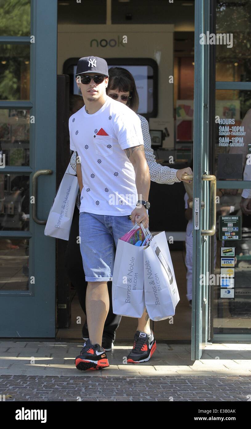Jennifer Lopez und ihre Familie verlassen Barnes & Noble in Calabasas nach dem Einkauf. Ihr Freund Casper Smart fleckig ist, Durchführung des Konzerns großen Taschen, wie er den Laden verlässt Featuring: Jennifer Lopez wo: Calabasas, CA, Vereinigte Staaten bei: 14 September 2013 Stockfoto