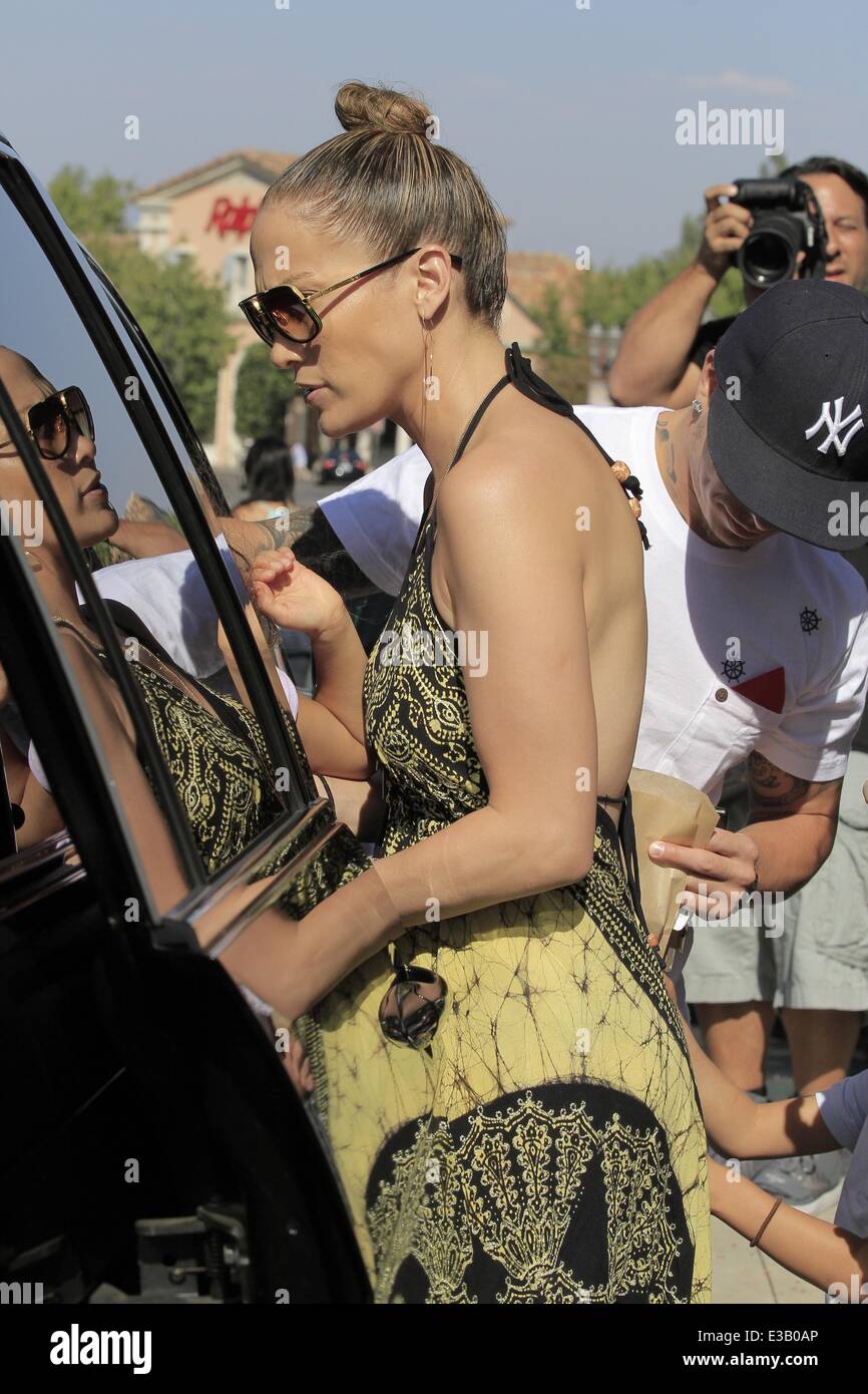 Jennifer Lopez und ihre Familie verlassen Barnes & Noble in Calabasas nach dem Einkauf. Ihr Freund Casper Smart fleckig ist, Durchführung des Konzerns großen Taschen, wie er den Laden verlässt Featuring: Jennifer Lopez Where: Calabasas, CA, Vereinigte Staaten bei: 14 September 2013 Stockfoto