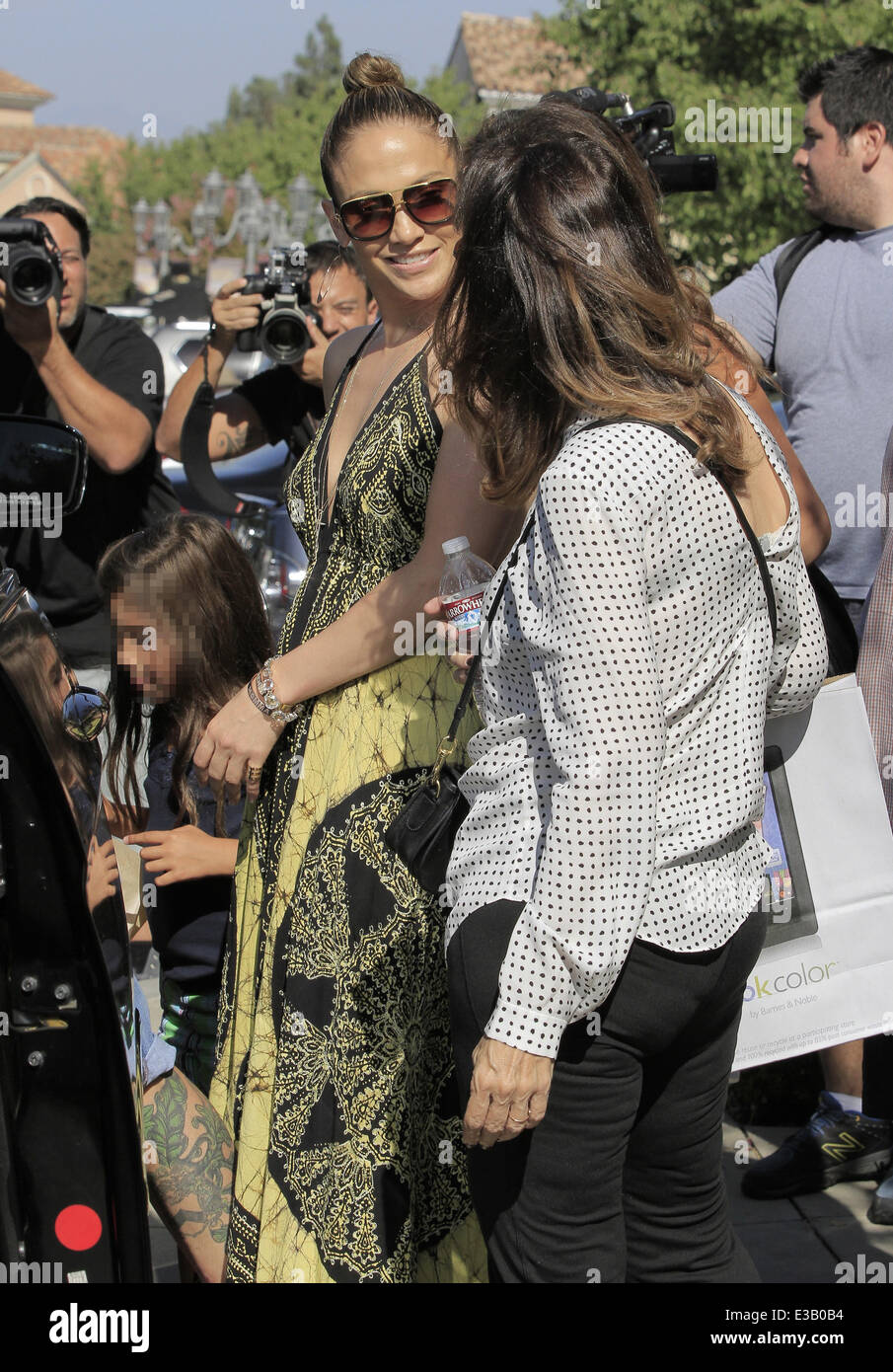 Jennifer Lopez und ihre Familie verlassen Barnes & Noble in Calabasas nach dem Einkauf. Ihr Freund Casper Smart fleckig ist, Durchführung des Konzerns großen Taschen, wie er den Laden verlässt Featuring: Jennifer Lopez Where: Calabasas, CA, Vereinigte Staaten bei: 14 Sep 20 Stockfoto
