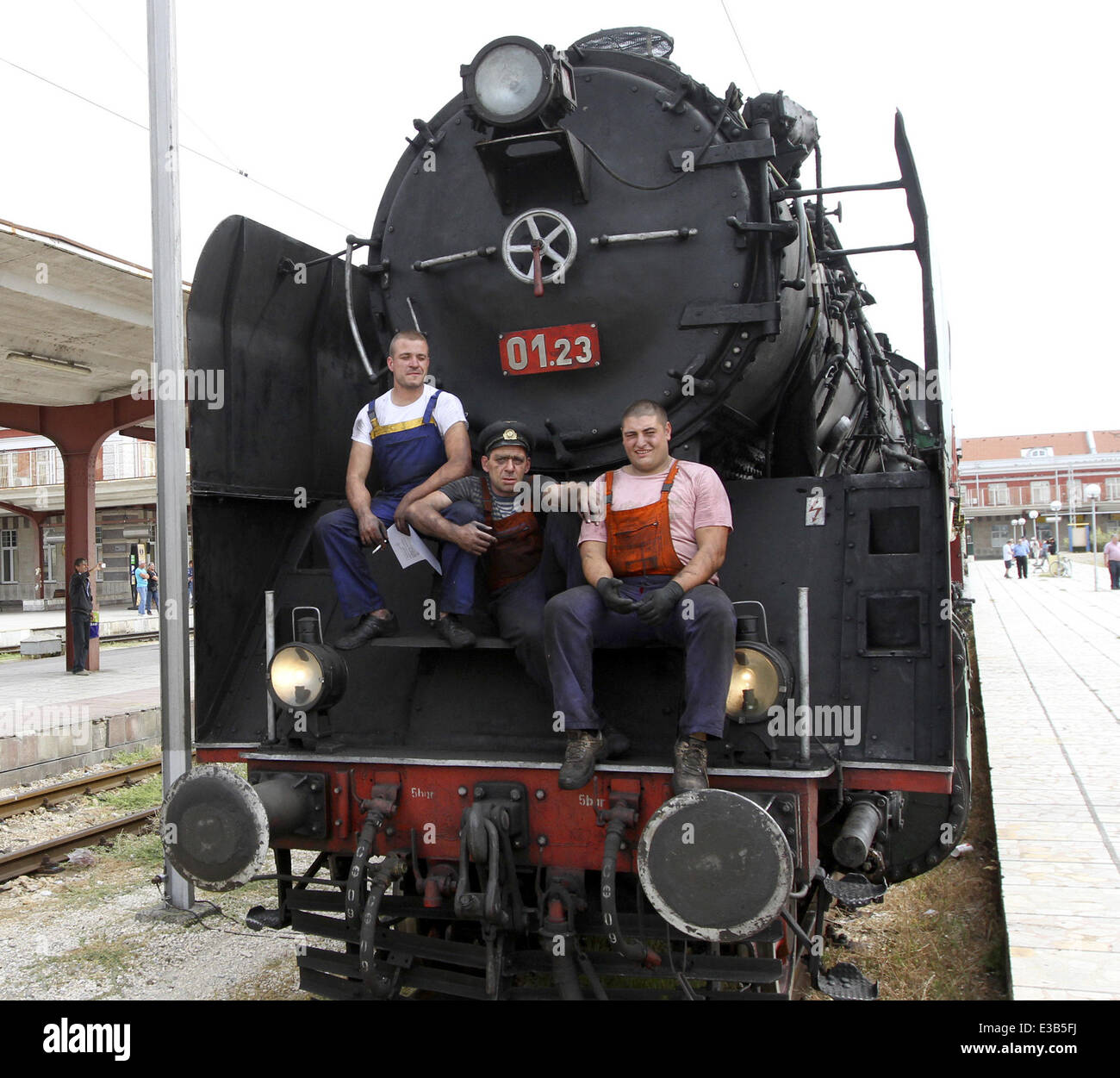 Eine Retro-Dampflokomotive parkt am Bahnhof von der Schwarzmeer-Stadt Varna östlich der bulgarischen Hauptstadt Sofia. Bulgarische Staatsbahn begann eine Attraktion-Reise mit einer 1935 Schweizer gemacht SLM Winterthur Dampf Lok und Retro-Wagen, commem Stockfoto