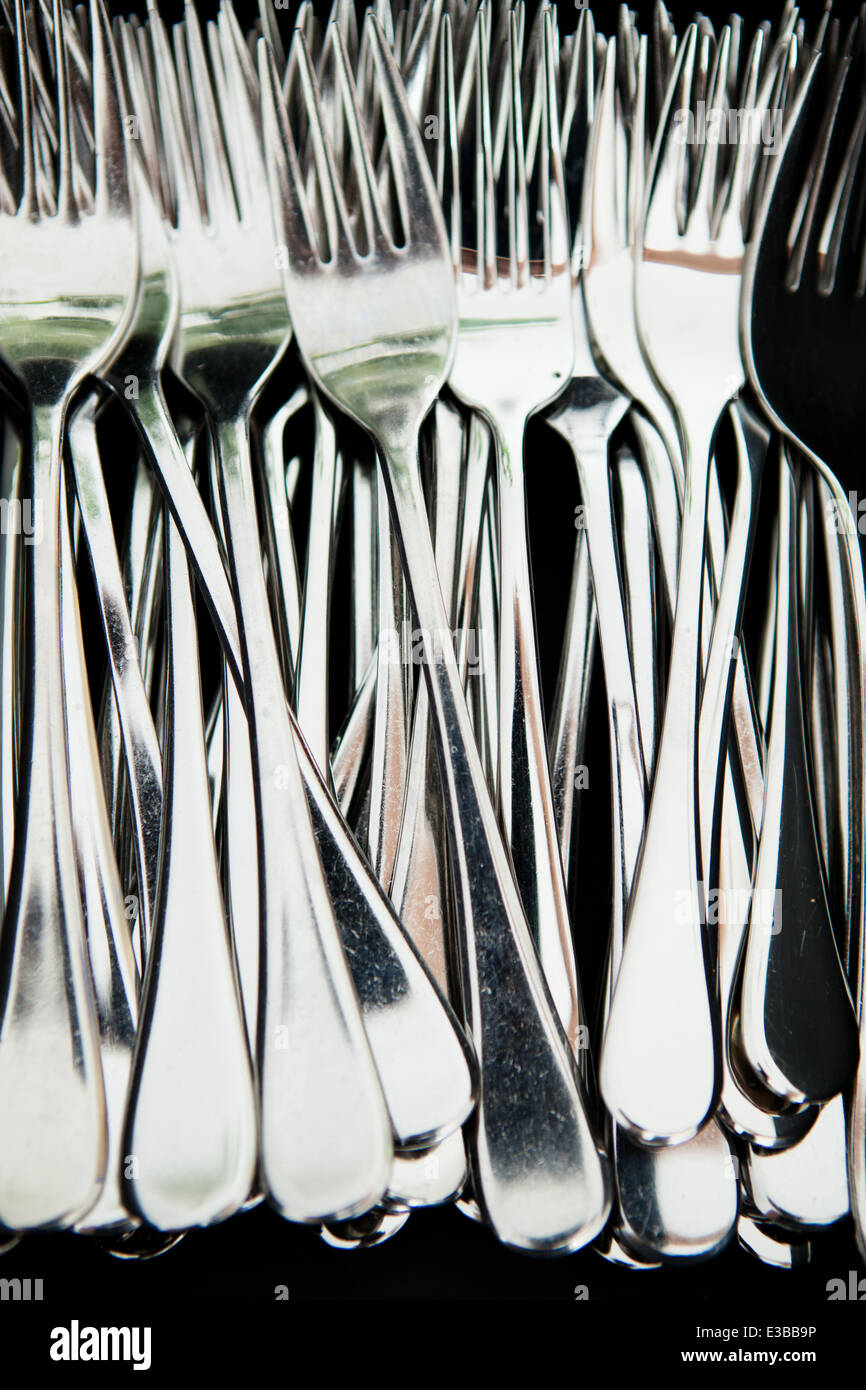 Nahaufnahme der Haufen Metall Silber farbigen Essen Gabeln Stockfoto