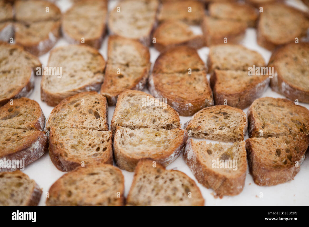 Nahaufnahme der Zeilen trocken frisch zubereitete Bruschetta-Brot Stockfoto