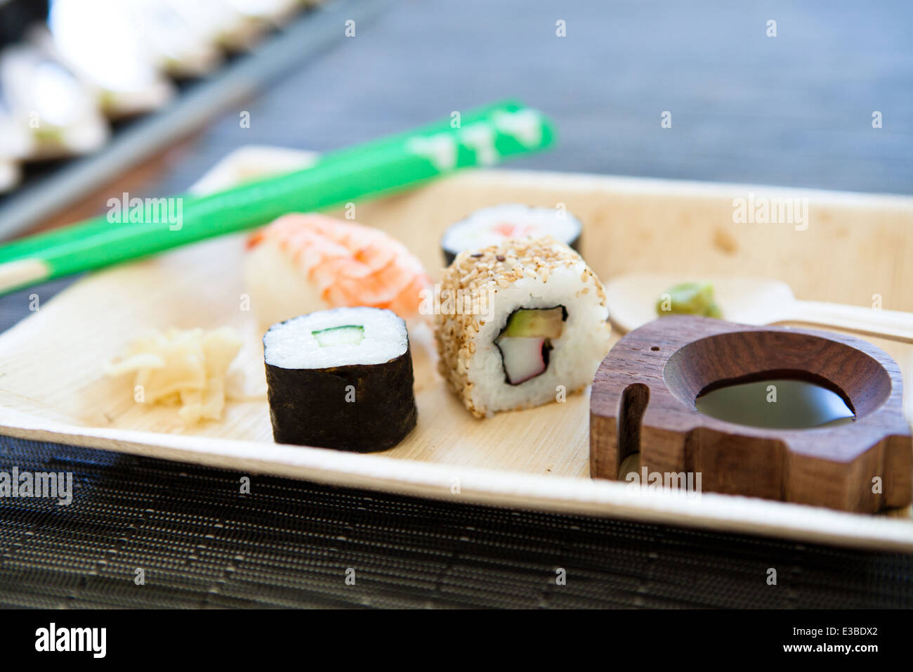 Nahaufnahme der Teller Sushi mit Sojasauce und hot Wasabi-Paste und frischer Ingwer Stockfoto