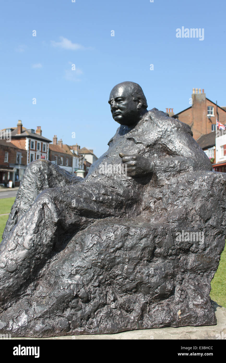 Statue von Sir Winston Churchill auf dem Grün bei Westerham, Kent, UK Stockfoto