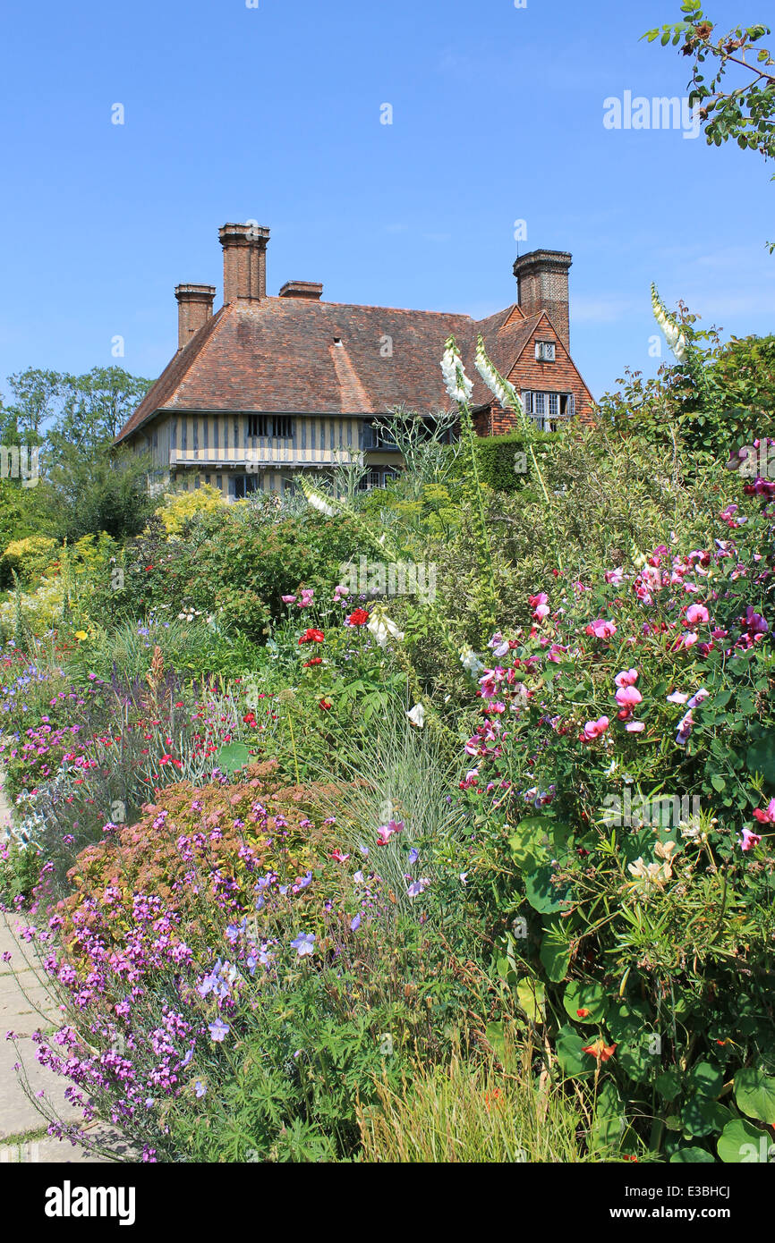 Die lange Grenze im Hochsommer blühen mit historischen Haus aus dem 15 Jahrhundert bei Great Dixter, East Sussex, UK Stockfoto