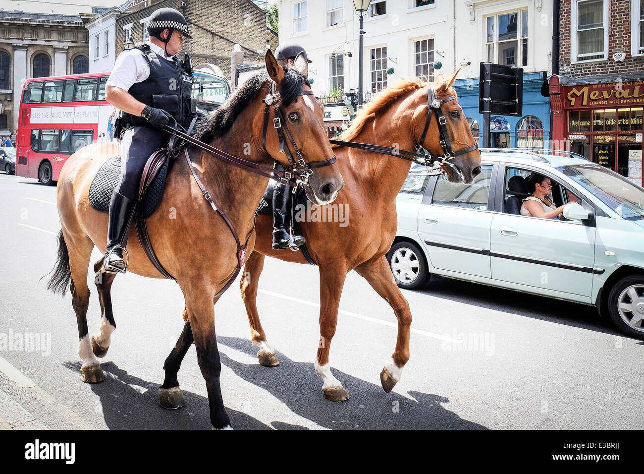 Zwei Metropolitan Polizisten patrouillieren montiert die Straße von Greenwich. Stockfoto