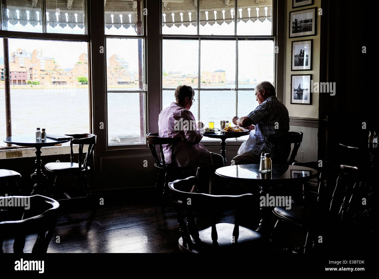 Ein rentnerehepaar Mittagessen in einem Pub in am Ufer der Themse. Stockfoto