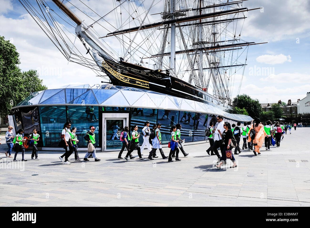 Schüler zu Fuß vorbei an der Cutty Sark in Greenwich. Stockfoto