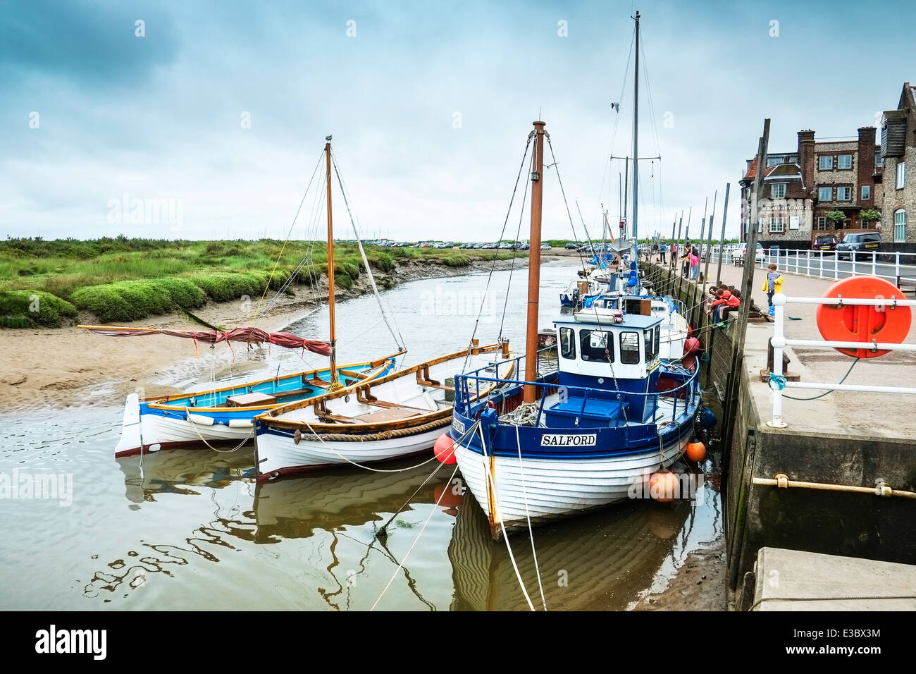 Boote vertäut am Kai in Blakeney. Stockfoto