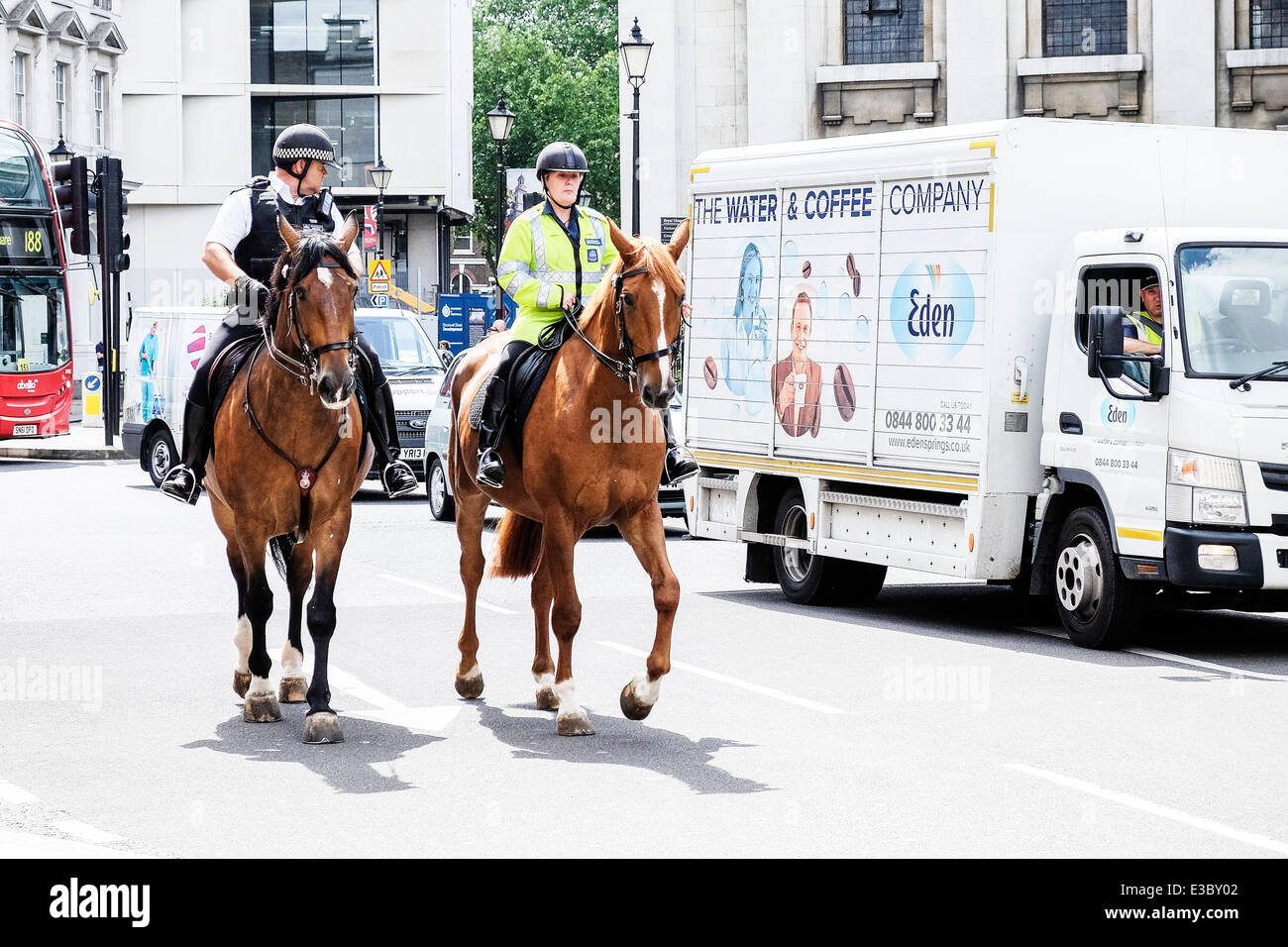 Zwei Metropolitan Polizisten patrouillieren montiert die Straße von Greenwich. Stockfoto