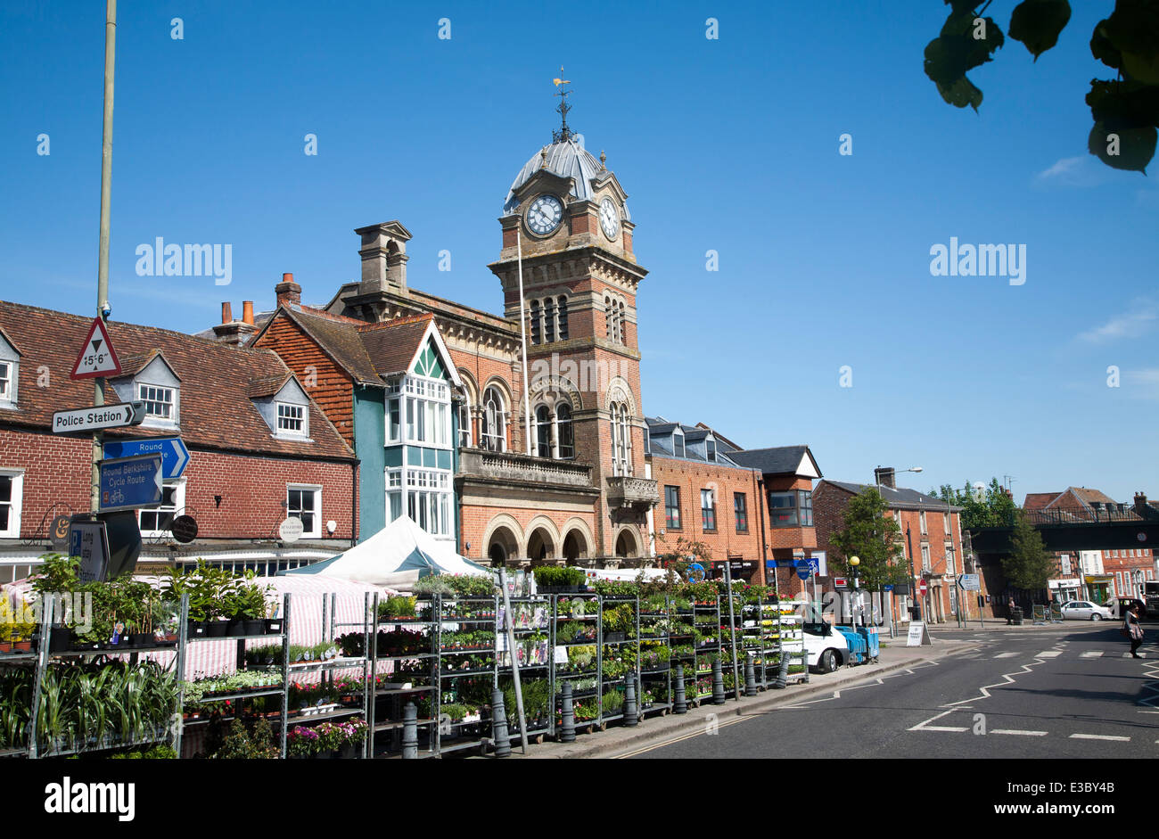 Rathausturm und Marktplatz Hungerford, Berkshire, England Stockfoto