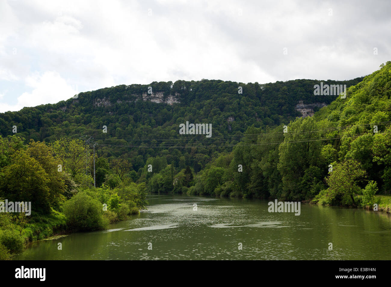Französische Fluss Doubs in der Nähe von Baume-Les-Dames, Franche-Comté, Doubs, Frankreich Stockfoto