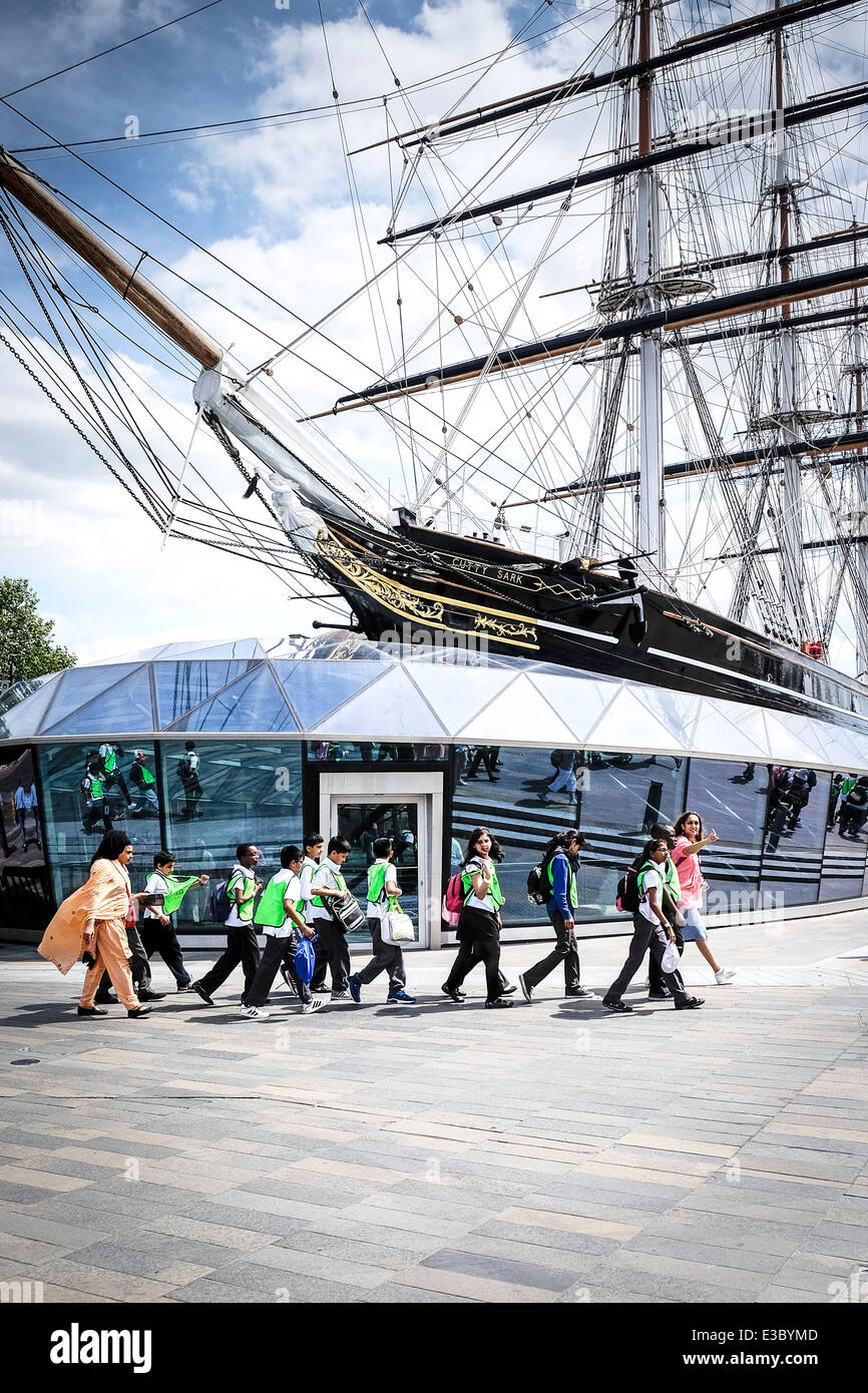 Eine Gruppe von Schulkindern zu Fuß vorbei an der Cutty Sark in Greenwich. Stockfoto