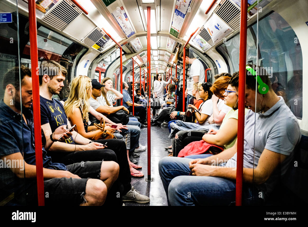 Menschen, die in der Londoner U-Bahn System. Stockfoto