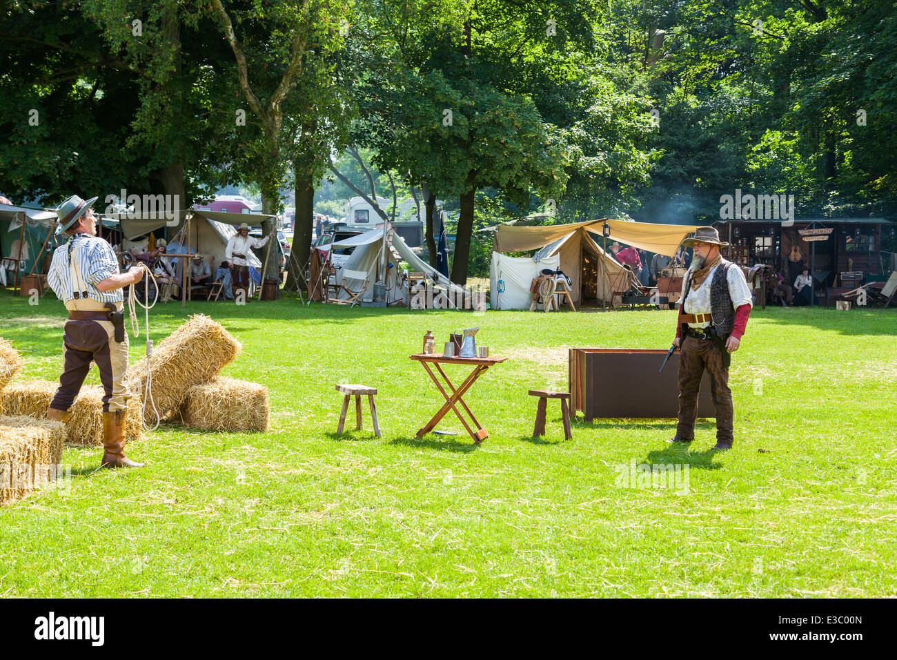 Lauch, Staffordshire, England. 22. Juni 2014, eine Country und Western-Wochenende. Ein Cowboy mit Seil droht Bösewicht zu hängen. Stockfoto