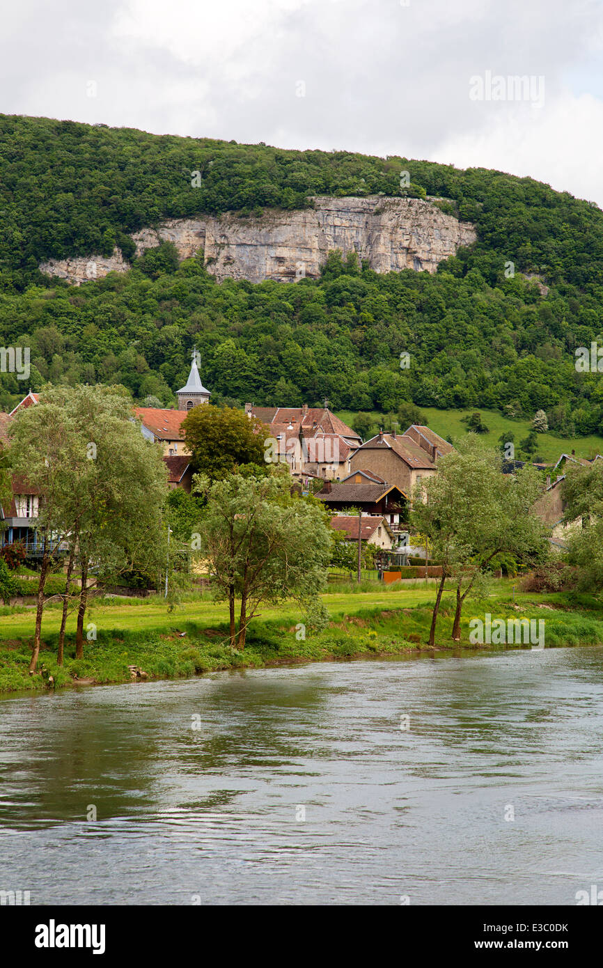 Französische Fluss Doubs mit Stadt von Baume-Les-Dames, Franche-Comté, Doubs, Frankreich Stockfoto