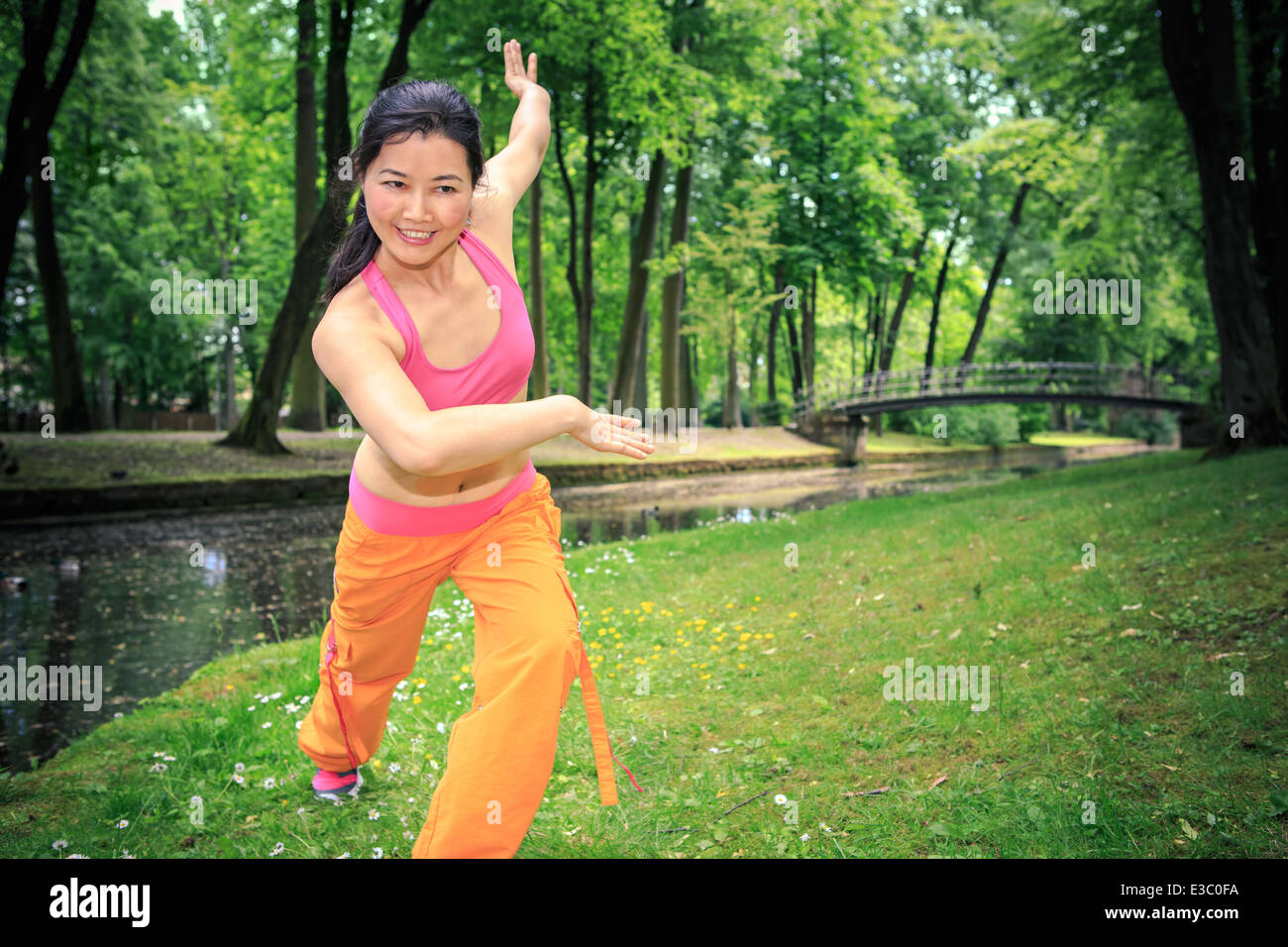 Frau tanzt Zumba oder Aerobic in einem alten park Stockfoto