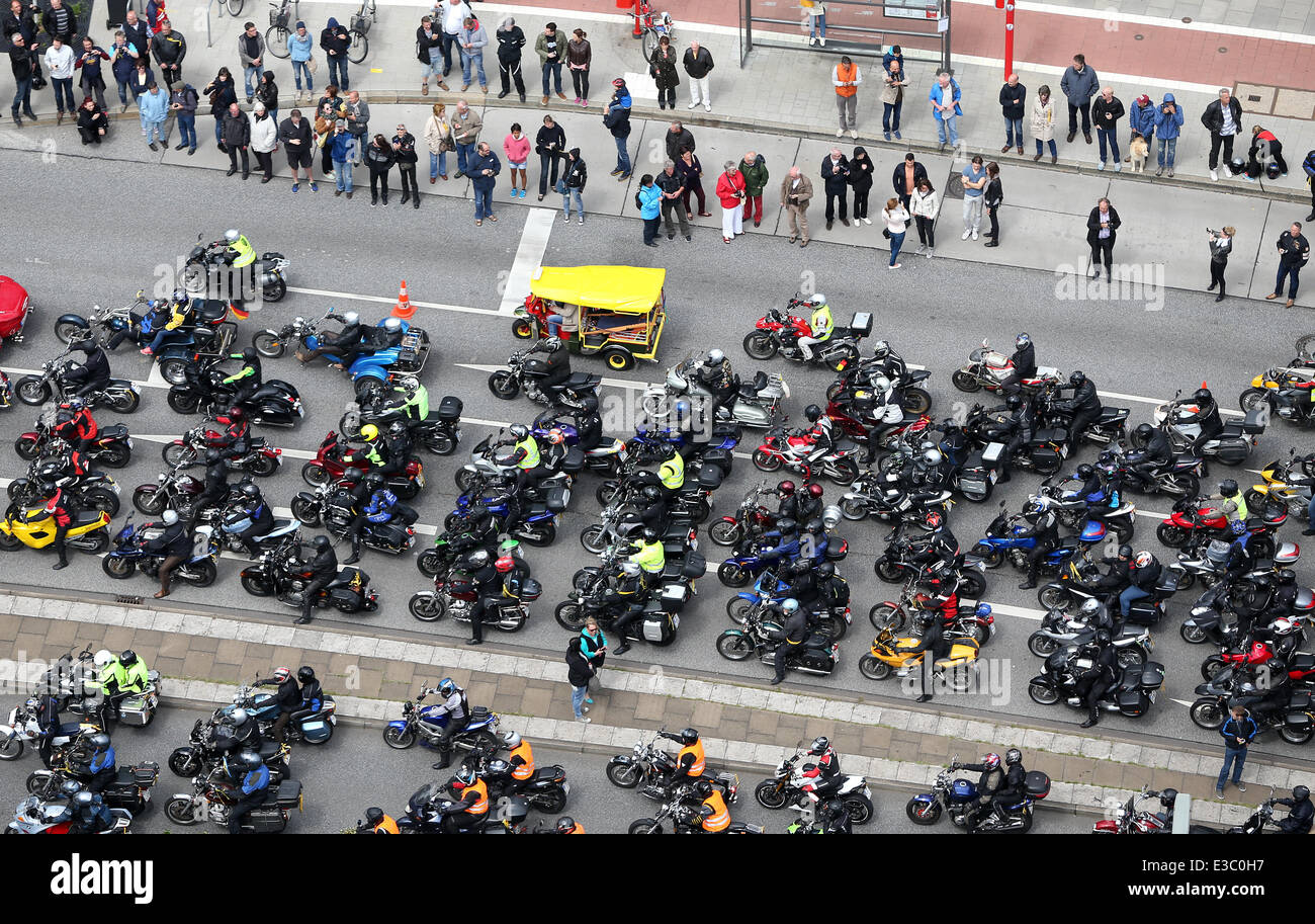 Hamburg, Deutschland. 22. Juni 2014. Motorräder sind vor der Michaelis-Kirche in Hamburg, Deutschland, 22. Juni 2014 geparkt. Motorrad-Service findet zum 31. Mal in Hamburg statt. Foto: Axel Heimken/Dpa/Alamy Live News Stockfoto