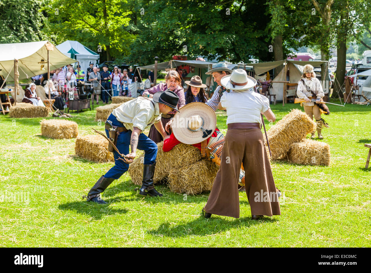 Lauch, Staffordshire, England. 22. Juni 2014, eine Country und Western-Wochenende. Ein Lynchmob drohen Bösewicht Cowboy hängen. Stockfoto