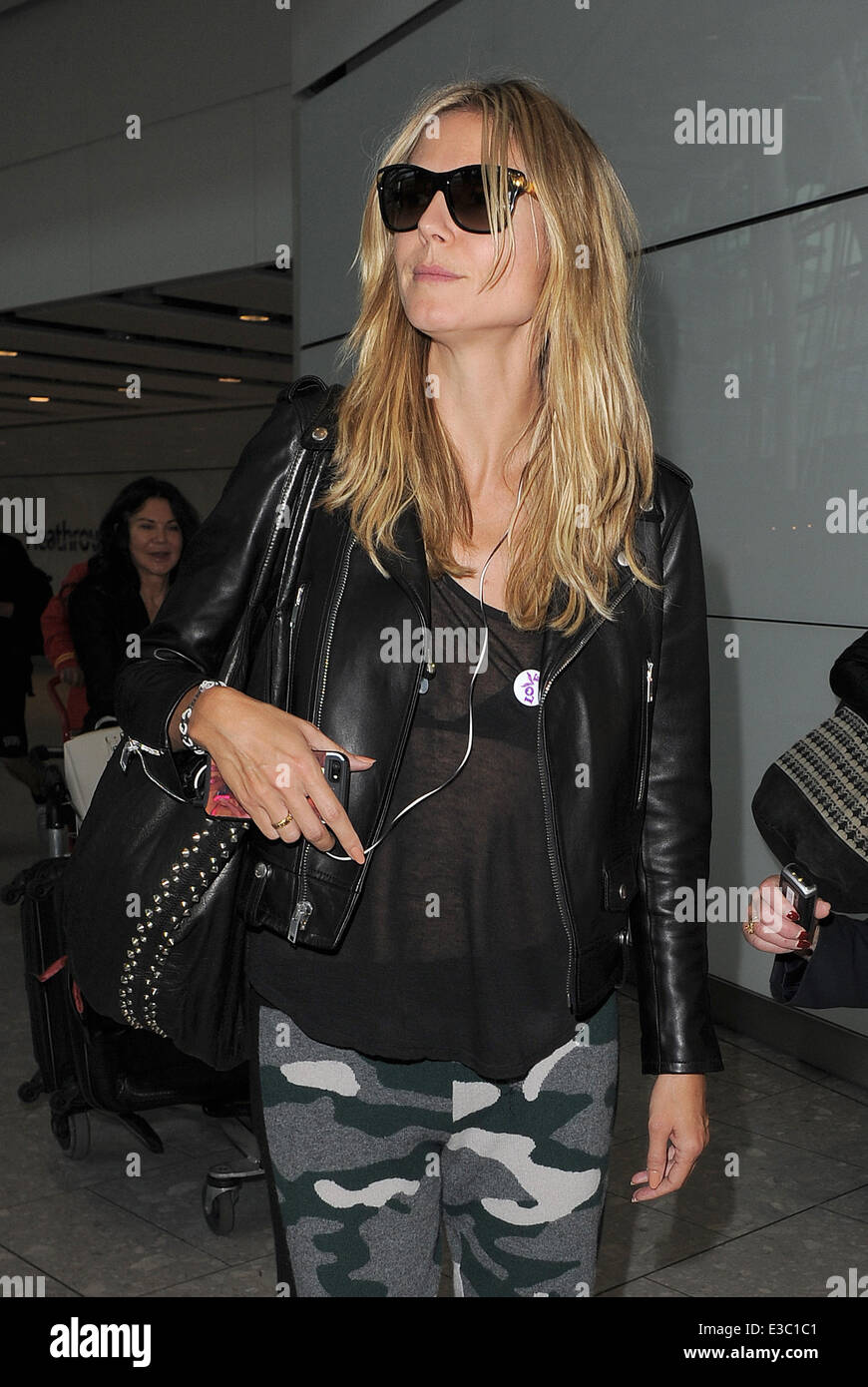 Heidi Klum auf einem Flug von Los Angeles am Flughafen Heathrow ankommen, trägt eine schwarze Lederjacke und Tarnung gemusterte Leggins Featuring: Heidi Klum Where: London, Vereinigtes Königreich: 24 September 2013 Stockfoto