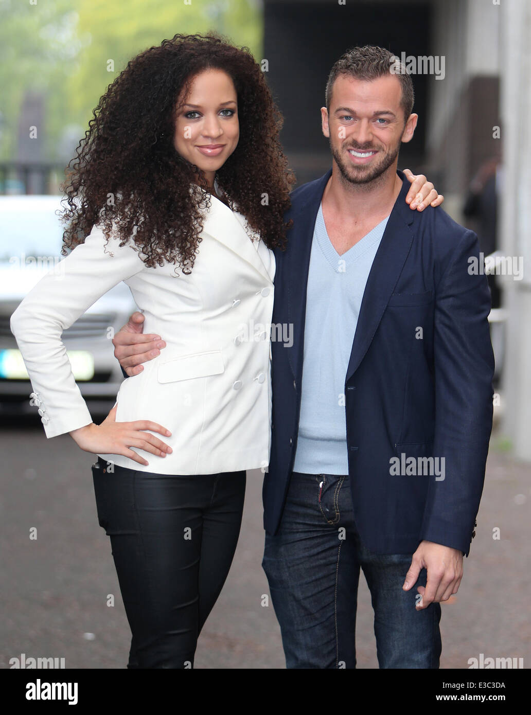 Natalie Gumede und Artem Chigvintsev außerhalb ITV Studios Featuring: Natalie Gumede und Artem Chigvintsev wo: London, Vereinigtes Königreich bei: 25 September 2013 Stockfoto