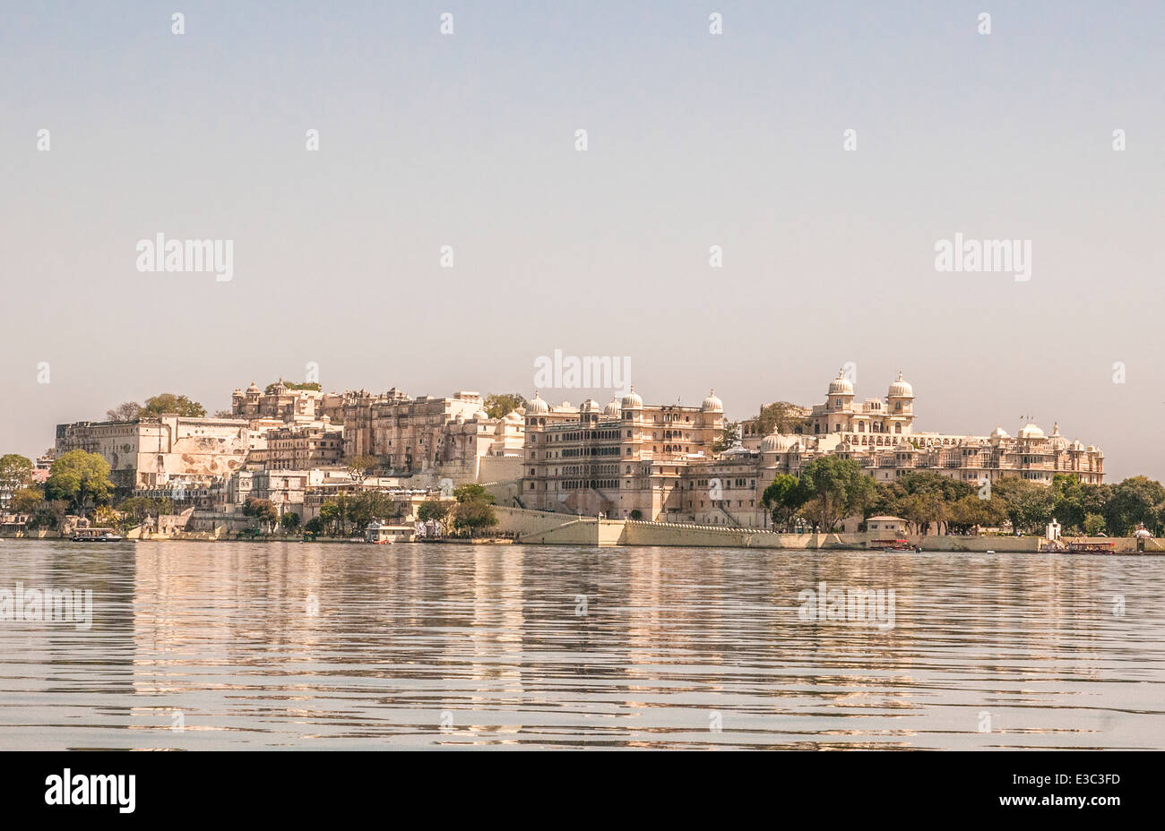Indien, Rajasthan, Udaipur Stadtbild von Jag Mandir Palace im Pichola-See Stockfoto