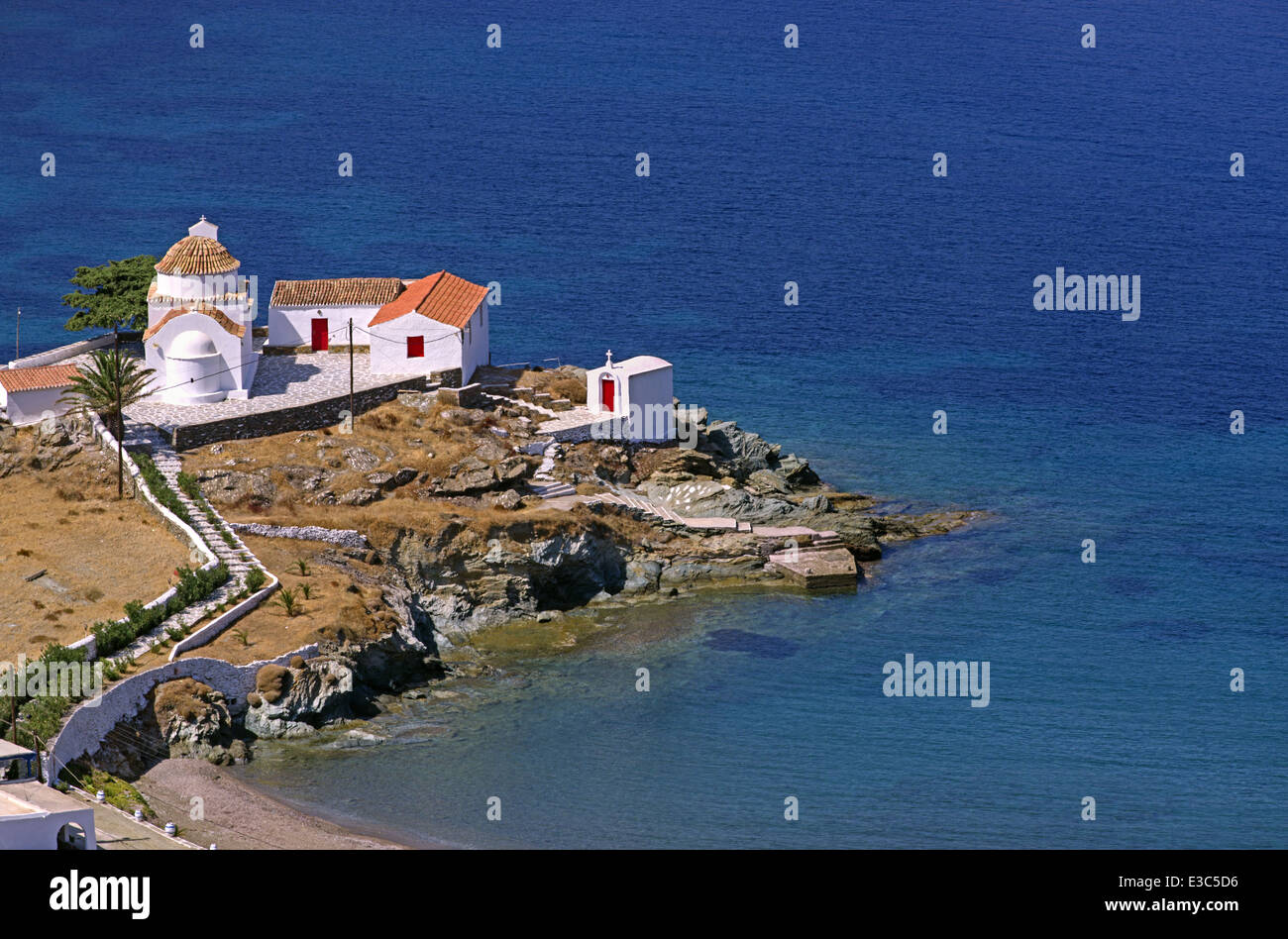 Panagia Frlambouriani Kloster, gebaut am Rand eines Felsens, südlich von Merihas, der Hafen von Kythnos Insel, Kykladen, Griechenland Stockfoto