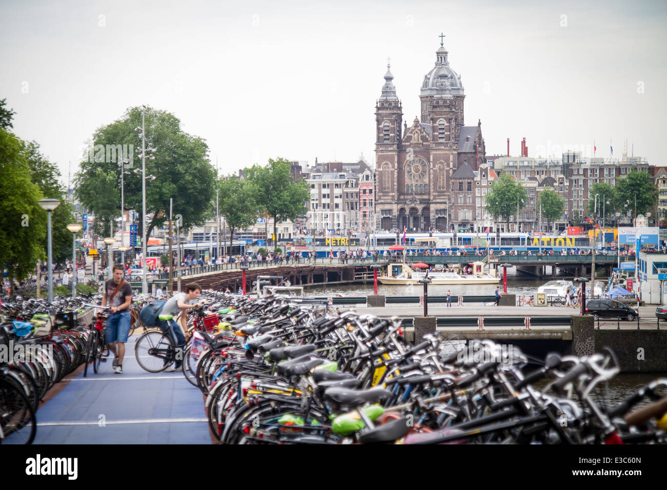Hunderte von Rädern bei einem Zyklus Parkplatz am Hauptbahnhof in Amsterdam Die Niederlande Fahrrad Parkplatz Fahrräder Stockfoto
