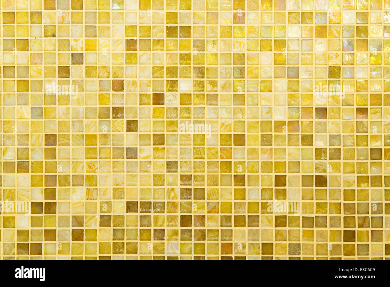 Textur: Schöne gelbe modernes Mosaik Fliesen an Wand. Stockfoto