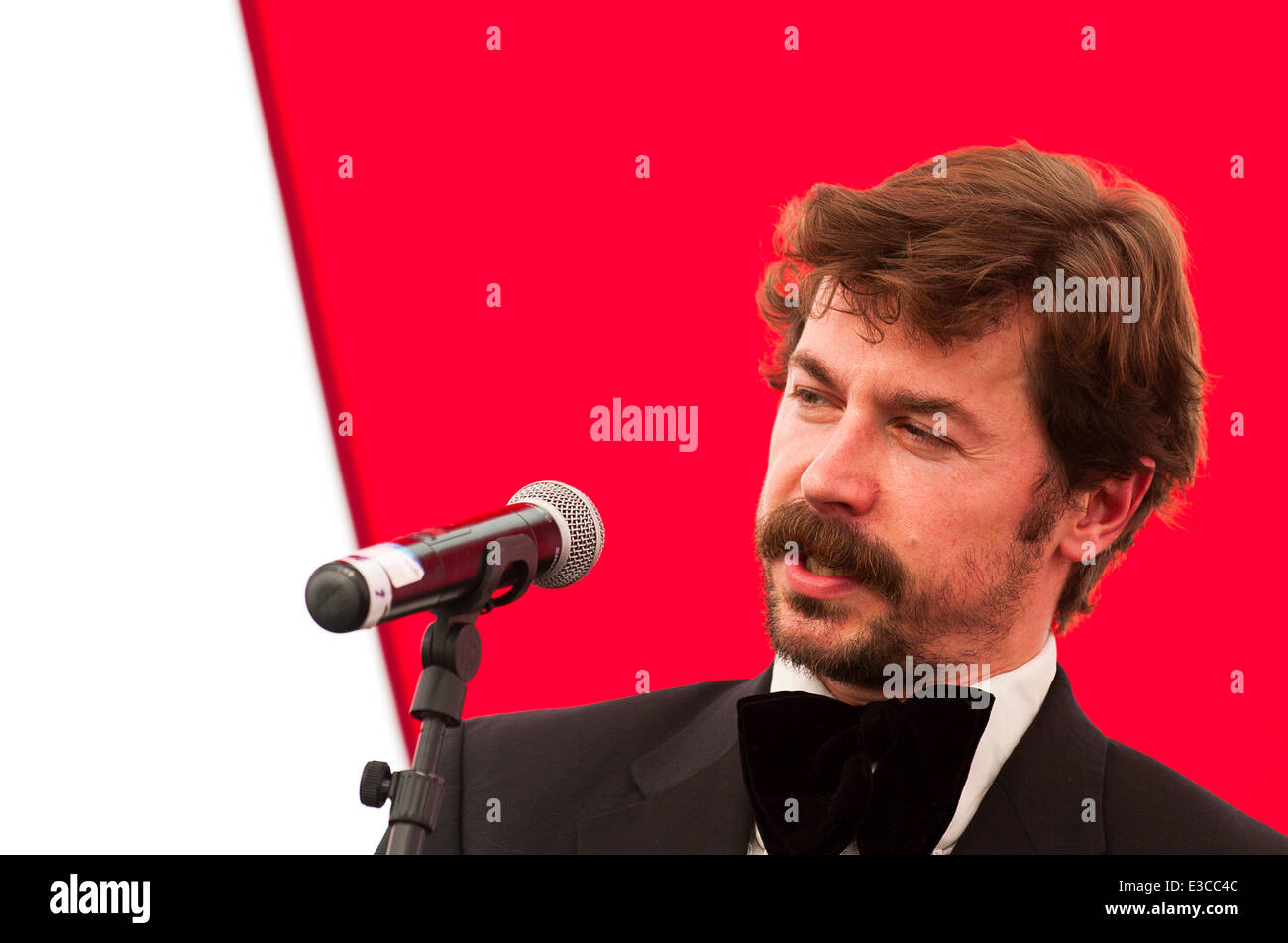 Llandeilo, Carmarthenshire, Wales, UK. 22. Juni 2014. Komiker Mike Wozniak gibt eine tolle Leistung bei den Literaturtagen Dinefwr 2014. Bildnachweis: Graham M. Lawrence/Alamy Live-Nachrichten. Stockfoto