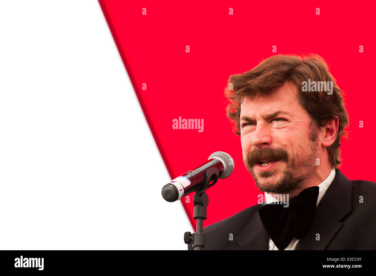 Llandeilo, Carmarthenshire, Wales, UK. 22. Juni 2014. Komiker Mike Wozniak gibt eine tolle Leistung bei den Literaturtagen Dinefwr 2014. Bildnachweis: Graham M. Lawrence/Alamy Live-Nachrichten. Stockfoto