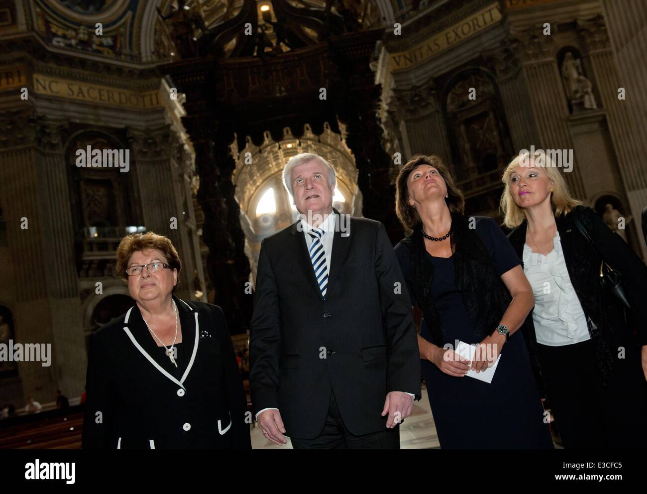 Vatikanstadt, Vatikan. 23. Juni 2014. Bayerischen Ministerpräsidenten Horst Seehofer (2-L), bayerische Wirtschaft Ministerin Ilse Aigner (2-R), bayerische Parlament Präsidentin Barbara Stamm (L) und bayerische Europa-Politiker Beate Merk Besuch der Basilika St. Peter im Vatikan, Vatican, 23. Juni 2014. Foto: SVEN HOPPE/DPA/Alamy Live-Nachrichten Stockfoto