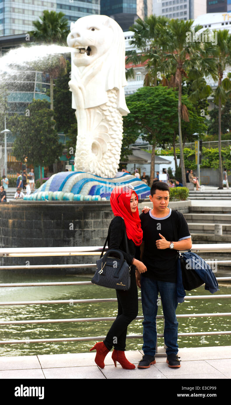 Muslimische Paar stehen vor Singapurs Merlion. Stockfoto